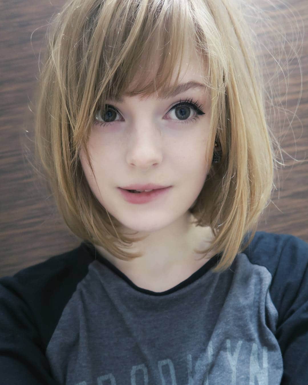Ella Freyaのインスタグラム：「Finally got a haircut 😅 yay for bangs ! Thank you @koichi_sg !!! (Lenses from @contactlenssg, FreshKon Mosaic in Urban Grey)」