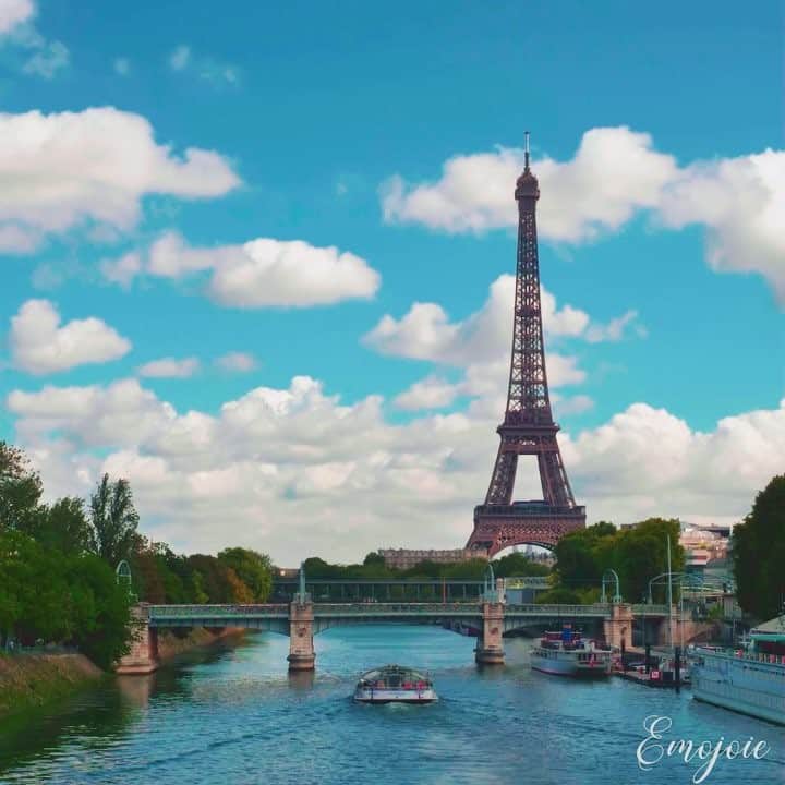 EMOJOIE CUISINEのインスタグラム：「雲、船、電車がいい仕事をしてくれました #timelapse #paris #タイムラプス #パリ #gh5」