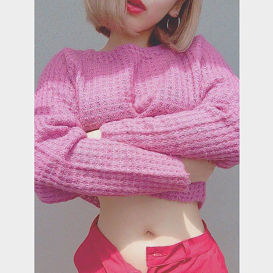 coccinelle.tokyoのインスタグラム：「いつだってピンクにはときめく💘 📷@chizuka_8 . #メイク #メイクアップ #メイク動画 #メイク中 #メイクポーチ #メイク道具 #メイク崩れ #メイク好き #メイク講習 #メイクブラシ #コスメ #コスメデコルテ #コスメ収納 #コスメ紹介 #コスメ好き #コスメ部 #コスメ購入品 #コスメマニア #コスメ好きさんと繋がりたい #コスメレポ #スキンケア #スキンケア用品 #スキンケア大事 #スキンケアセット #スキンケアクリーム #スキンケアルーティン #スキンケア教室 #スキンケアマニア #スキンケアオイル #スキンケア化粧品」