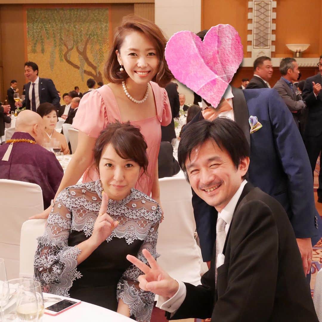松本亜希さんのインスタグラム写真 - (松本亜希Instagram)「・ 👉📷横にスワイプ📷👉 続きまして @eriminami213 の日本での披露宴写真👰🤵 懐かしの、 #JJbis メンバー&大変お世話になった大好きなご夫婦にもお久しぶりにお会いできて本当嬉しかった。 ・ 盛大で、でもすごく温かい最高に素敵な披露宴でした。 披露宴後も、二次会三次会と参加し、一日中幸せな時間を過ごさせていただきました。 ・ 小学校からの幼馴染のえりちゃん。 青春時代をずっと一緒に過ごし、たくさん助けてもらいました。 責任感が強くて、仲間や家族をすごく大事にするえりちゃん。 これからは大好きな旦那様ともっともっと幸せになってね💓 これからも夫婦、そして家族ぐるみでよろしゅーねー😊😊 __________________________ #happywedding #結婚式 #bff #love #幼馴染 #親友 #ムンチャイ #美男美女すぎ」9月6日 18時33分 - m_akiron