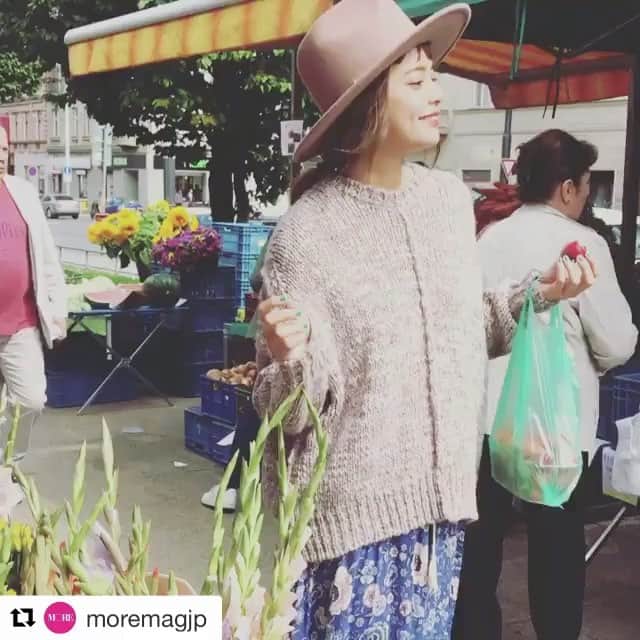 のインスタグラム：「プラハのマーケット🍄🍓🍆🥐💐苺をget😋😌❤️ #Repost @moremagjp (@get_repost) ・・・ 岸本セシルスタイルBOOK ただいま撮影中！ その8  プラハのファーマーズマーケット💕  #岸本セシルスタイルBOOKただいま撮影中  #岸本セシル  #cecil_lu  #セシル10 #ルゥ本 #るぅ本 #moremagjp #岸本セシルスタイルbook #11月28日発売 #予約受付中！」