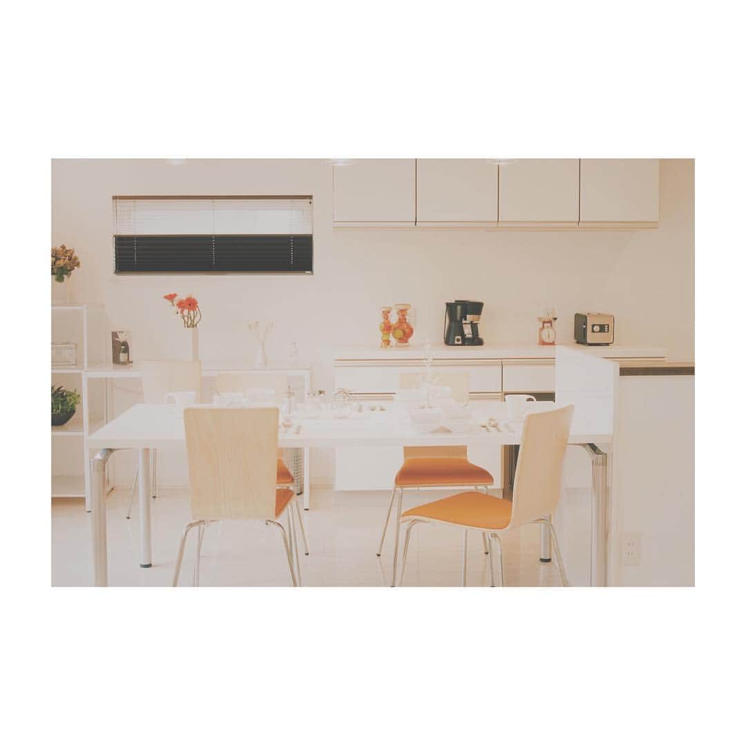ハグハウス小山のインスタグラム：「かわいいお家造ってます。 シンプルなお家には差し色がポイント。 . 家具やカーテン、照明器具なんかでアクセントつけると面白い。 . それに、配置を少し変えて見たり、交換してみることも出来る。 . シンプルなお家はその時の気分や好みなどでインテリアをチェンジしやすいのが特徴ですね♪ . . @sekai.no.origami  趣味で折り紙折ってます。のぞいてみて下さい♪ . #japan #tochigi #happy #house #home #myhome #interior #design #栃木 #小山 #宇都宮 #佐野 #鹿沼 #真岡 #上三川 #下野 #古河 #筑西 #大平 #栃木自然派住宅 #栃木のおしゃれで可愛い注文住宅 #インテリア #デザイン #おしゃれな家 #かわいい家 #マイホーム #マイホーム記録 #シンプルモダン #ナチュラルモダン」