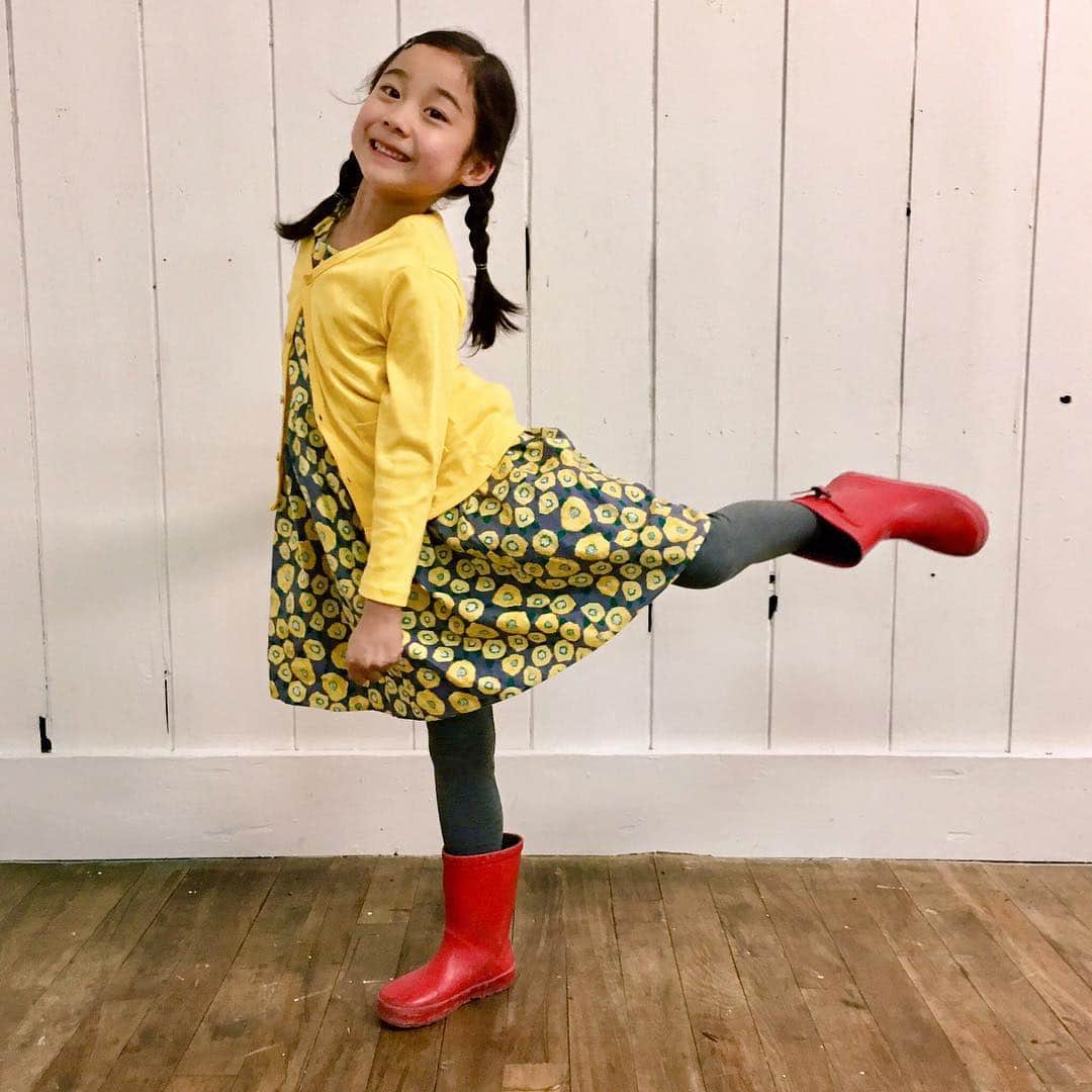 奈良美智のインスタグラム：「posing for a new drawing. it's a first time, using a real model.」