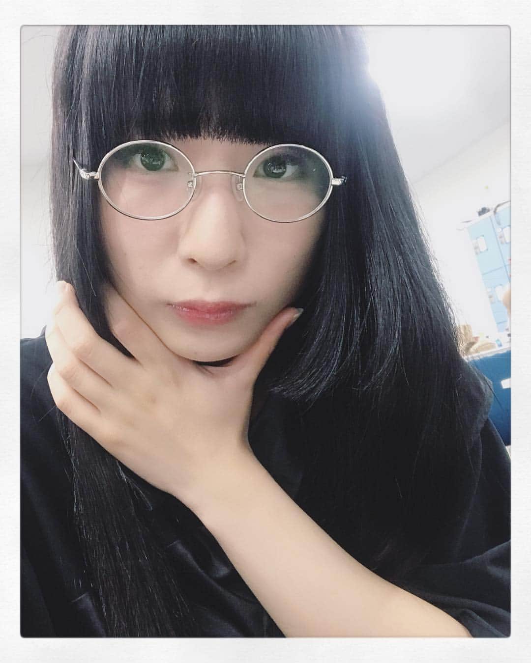和田輪のインスタグラム：「一億年ぶりにインスタグラム開いたらタイムライン時系列順じゃないし正方形じゃないしストーリーとかあるしわけがわからなくなってしまった」