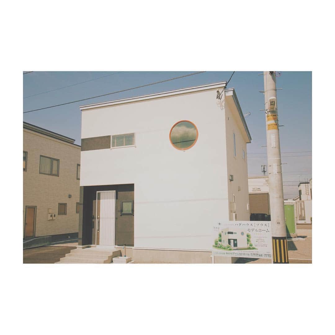 ハグハウス小山のインスタグラム：「かわいいお家造ってます。 ハグハウスCUBEは今流行りのシンプルモダン。 . 真四角の外観に丸窓がとっても映えます♪ アクセントカラーで面白く遊んでみては？ . 60色ある外観カラー。 お好きな色であなただけのお家にしちゃいましょう！ . . @sekai.no.origami  趣味で折り紙折ってます。のぞいてみて下さい♪ . #japan #tochigi #happy #house #home #myhome #interior #design #栃木 #小山 #宇都宮 #佐野 #鹿沼 #真岡 #上三川 #下野 #古河 #筑西 #大平 #栃木自然派住宅 #栃木のおしゃれで可愛い注文住宅 #インテリア #デザイン #おしゃれな家 #かわいい家 #マイホーム #マイホーム記録 #シンプルモダン #ナチュラルモダン」