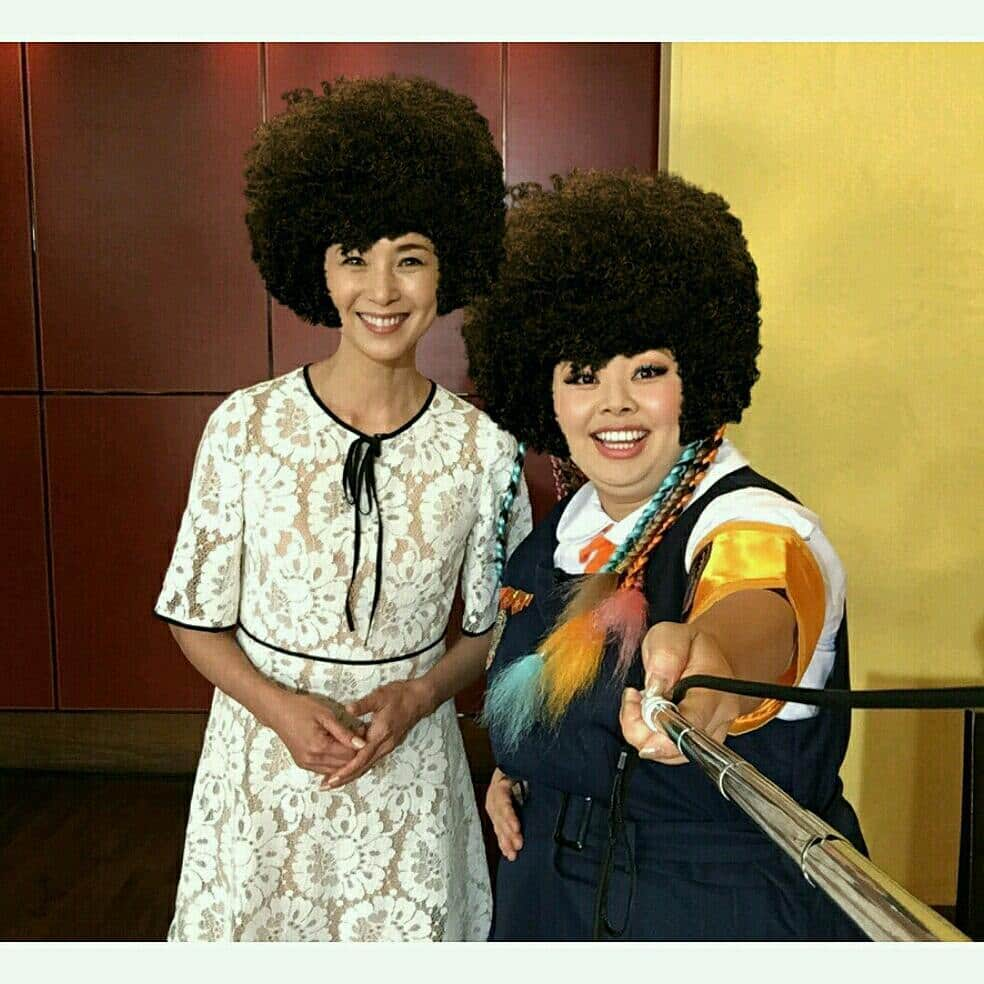 日本テレビ「過保護のカホコ」さんのインスタグラム写真 - (日本テレビ「過保護のカホコ」Instagram)「おはようございます。⠀ 今夜7時56分～ #ぐるぐるナインティナイン⠀ に黒木瞳さんが出演‼⠀ ⠀ お茶目な #黒木瞳 さんと #渡辺直美 さんの貴重なアフロ写真が届きましたー！⠀ ⠀ ぜひ、ご覧下さい‼⠀ ⠀ ⠀ Reposting @hitomikofficial: ⠀ ...⠀ "*⠀ *⠀ ⠀ 渡辺直美ちゃんのパワーいただきましたっっ🔥⠀ いぇーーーい初アフロ😹😹😹 *⠀ *⠀ ⠀ ぐるぐるナインティナイン⠀ 明日、9/7(木)夜7時56分からでまーす🌝🌤 *⠀ *⠀ 今夜は過保護のカホコです.ミテネ！😻😻 *⠀ *⠀ ⠀ #渡辺直美 #黒木瞳 #過保護のカホコ #京の蛍火 #明治座"」9月7日 8時29分 - kahogo_kahoko