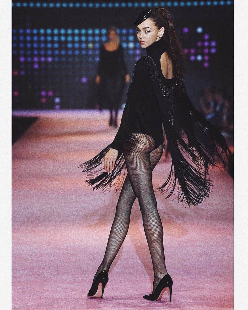Zhenya Katavaのインスタグラム：「@calzedonia 🖤 #calzedonialegshow」
