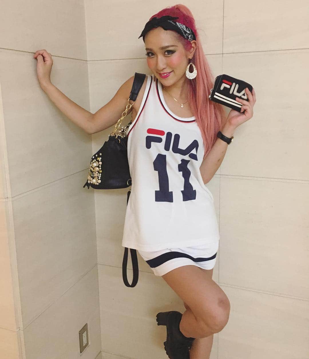 のインスタグラム：「Filaコーデ🎾❤️財布と一緒😊😊やっぱりスポーティがやめられない🤷‍♀️ 膝のアザがーw #ootd #coordinate #fila #instafashion #fashionista #フィラ #コーデ #yuminemstyle」
