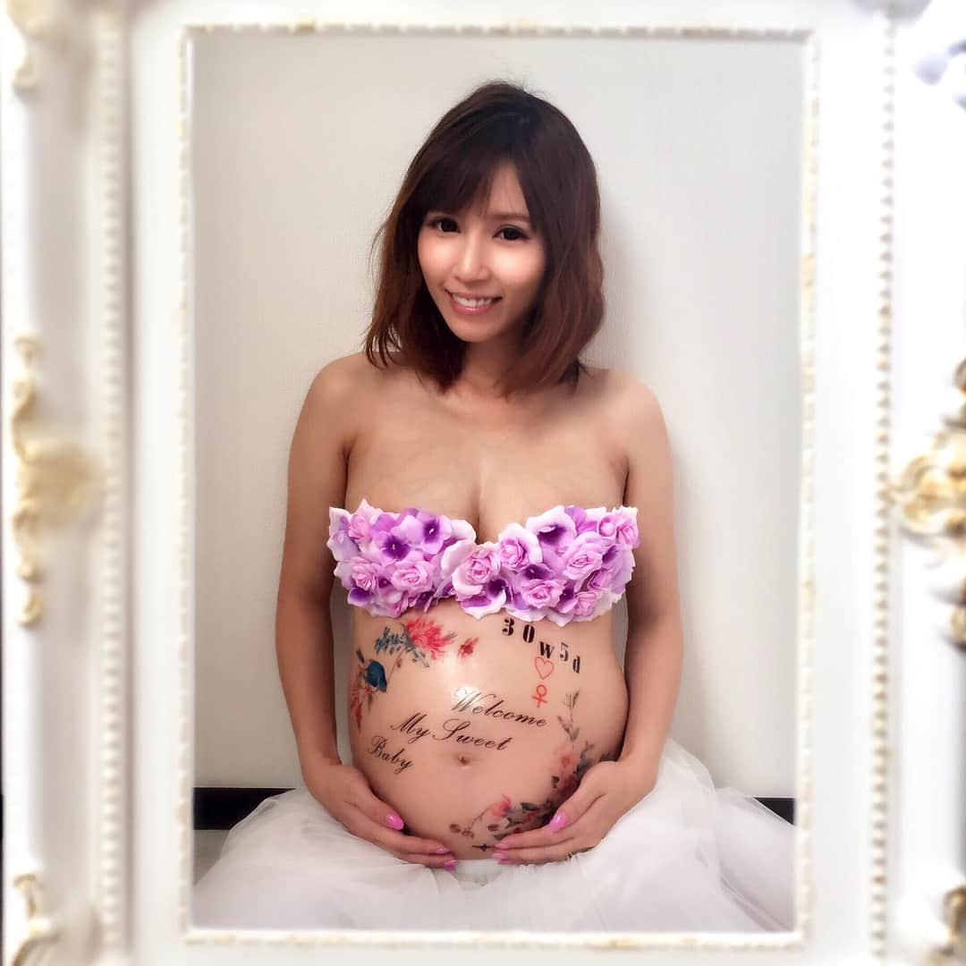 中川紗耶加のインスタグラム：「第1子記念にマタニティフォト💕 #マタニティフォト #マタニティ撮影 #自宅でマタニティフォト #マタニティフォト自撮り #セルフマタニティフォト #妊婦 #妊婦写真 #もうすぐ出産 #夫婦で #maternityshoot #maternityphotography #maternitystyle #diy #instagood #instababy #instafollow」