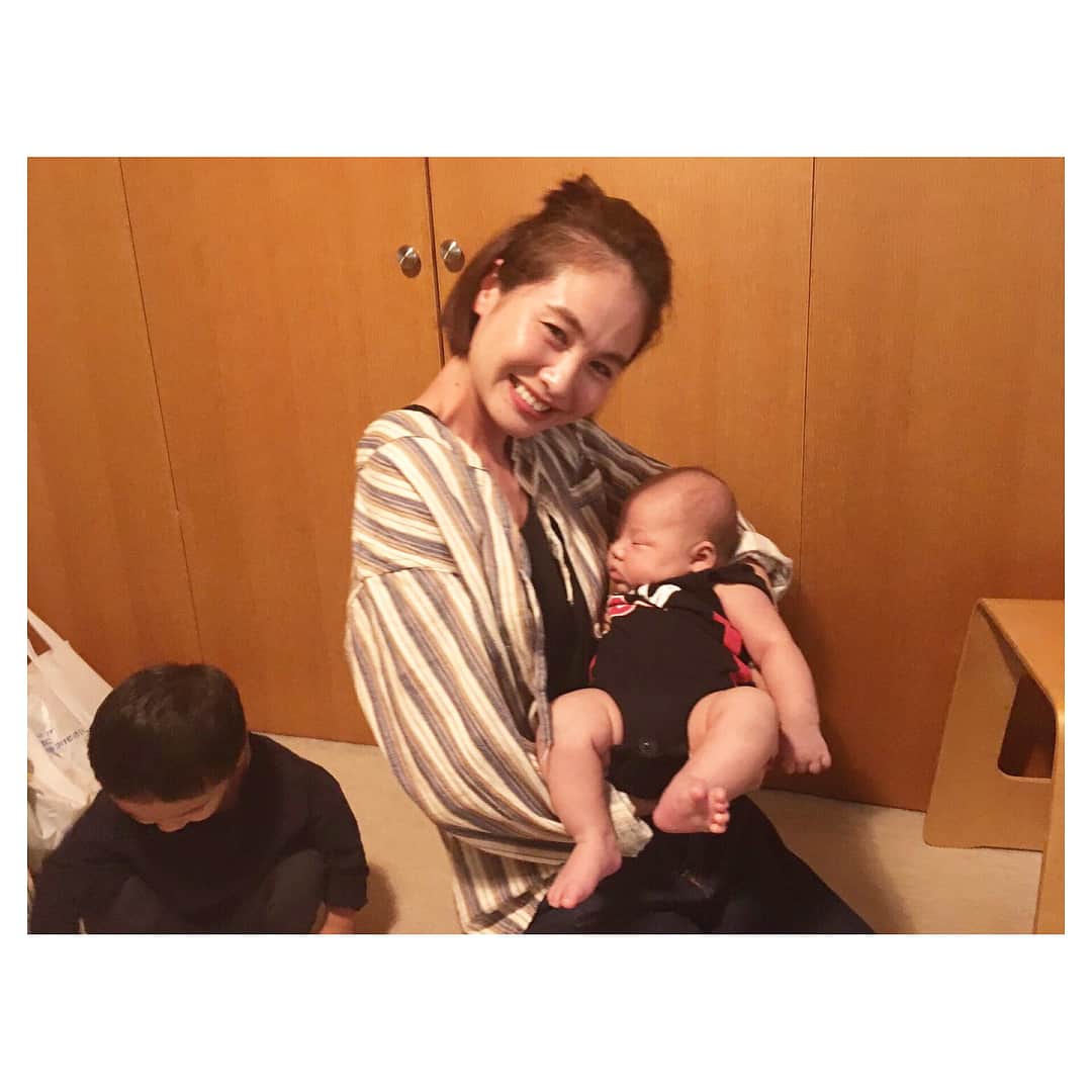 二ノ宮和佳子さんのインスタグラム写真 - (二ノ宮和佳子Instagram)「先日、友達の生後1ヶ月のかわいこちゃん👼に会ってきたよ。ムチムチでたまらん♡ 息子もこんな感じだったねー懐かしい。又、会いに行くね  #イチロウくん #かわいすぎ #癒し #抱っこしてたら寝ちゃった #親孝行だね」9月7日 13時19分 - wakako.ninomiya