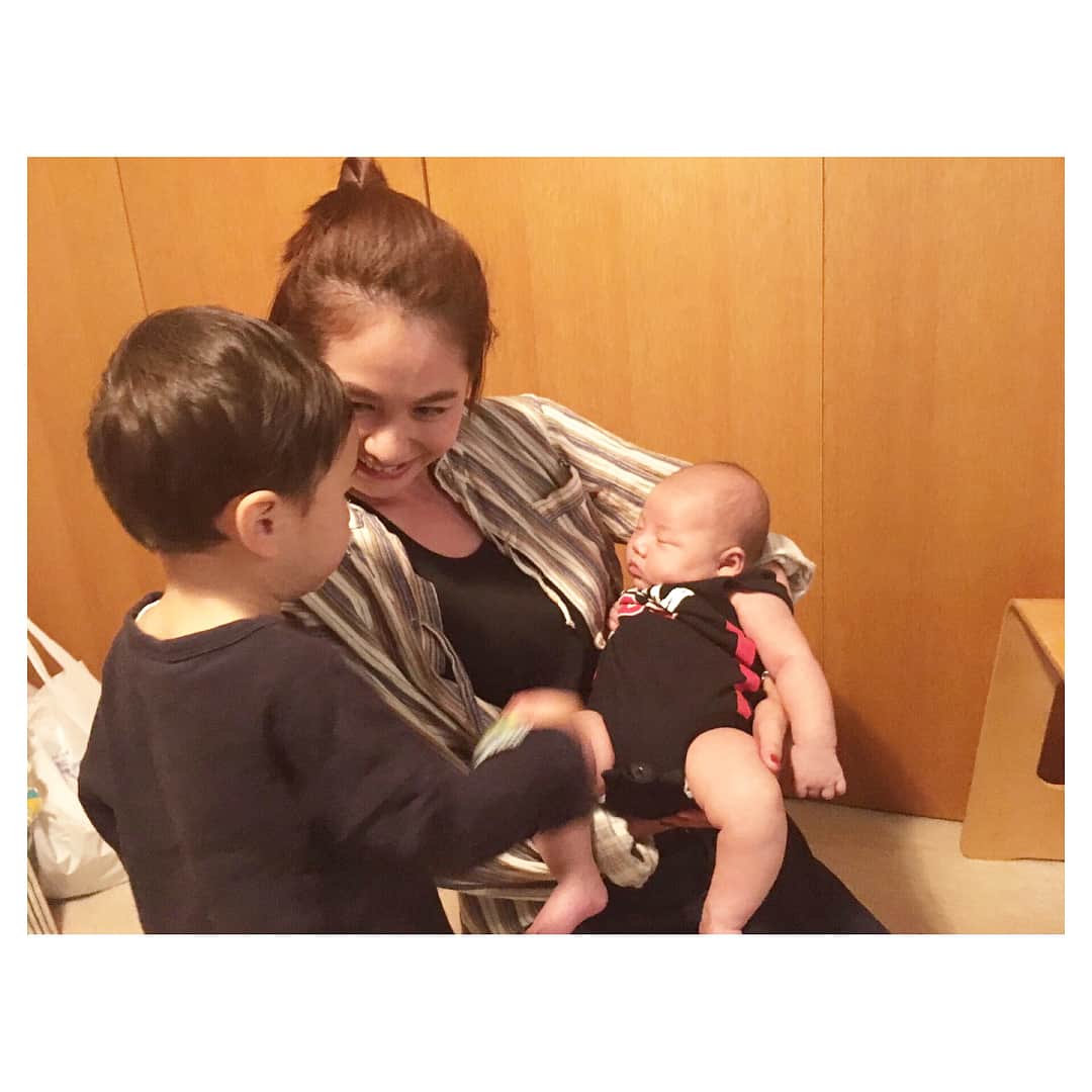 二ノ宮和佳子さんのインスタグラム写真 - (二ノ宮和佳子Instagram)「先日、友達の生後1ヶ月のかわいこちゃん👼に会ってきたよ。ムチムチでたまらん♡ 息子もこんな感じだったねー懐かしい。又、会いに行くね  #イチロウくん #かわいすぎ #癒し #抱っこしてたら寝ちゃった #親孝行だね」9月7日 13時19分 - wakako.ninomiya