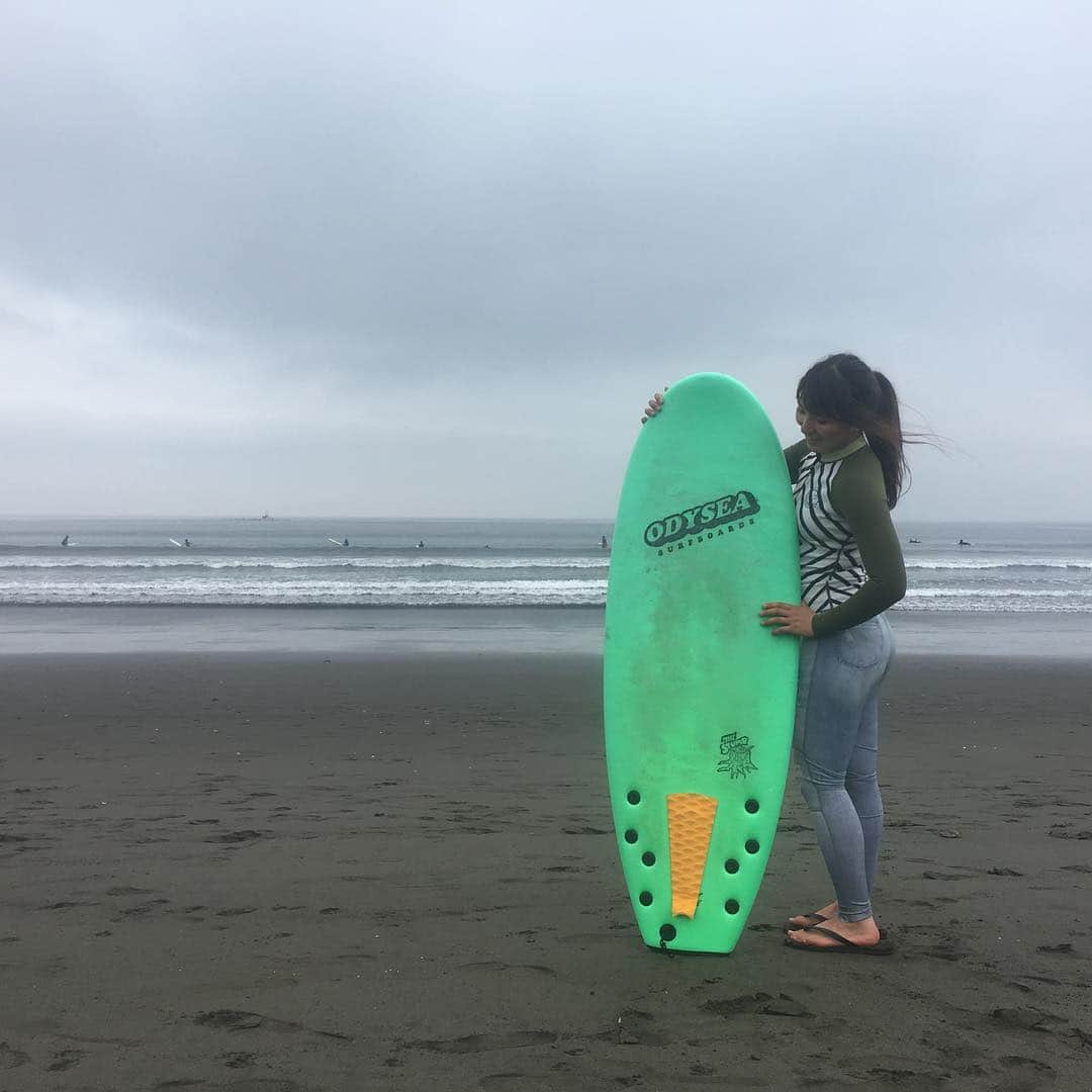 広野あさみのインスタグラム：「🇳🇿→🇯🇵 🏄‍♀️🏄‍♀️🏄‍♀️ @billabongwomensjp 今日ニュージランドから帰国しました★ 来期ウエアーの打ち合わせと契約更新で片瀬江ノ島へ！ billabongの大胡さんとかなさんにシゴかれながらサーフィンもしました🏄‍♀️目と鼻がとても痛かったから今度からは水中メガネと鼻栓してやりたい🤔 #冴えない系女子 #初めてのショート #意地で立ったどー！ #横ノリ愛 #強め #ケツ #でけー」