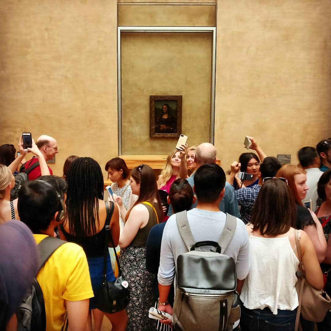 ニックのインスタグラム：「The mosh pit that is the Mona Lisa. #travel #paris #monalisa #louvre #art #パリ #ルーヴル美術館 #モナリザ #フランス #イギリス人」