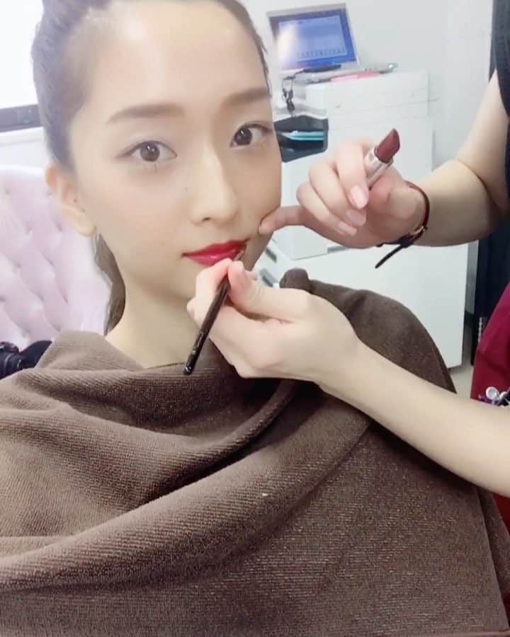 三井智雅のインスタグラム：「@favor_official さん @givenchybeauty さんの撮影💄♥️ メイク撮影大好き本当楽しい最高🤞🏻😘😘😘 またお知らせします🖤💗🖤 . #favor #GIVENCHY #makeup  #hairmake  #red  #GIVENCHYRED  #shooting」