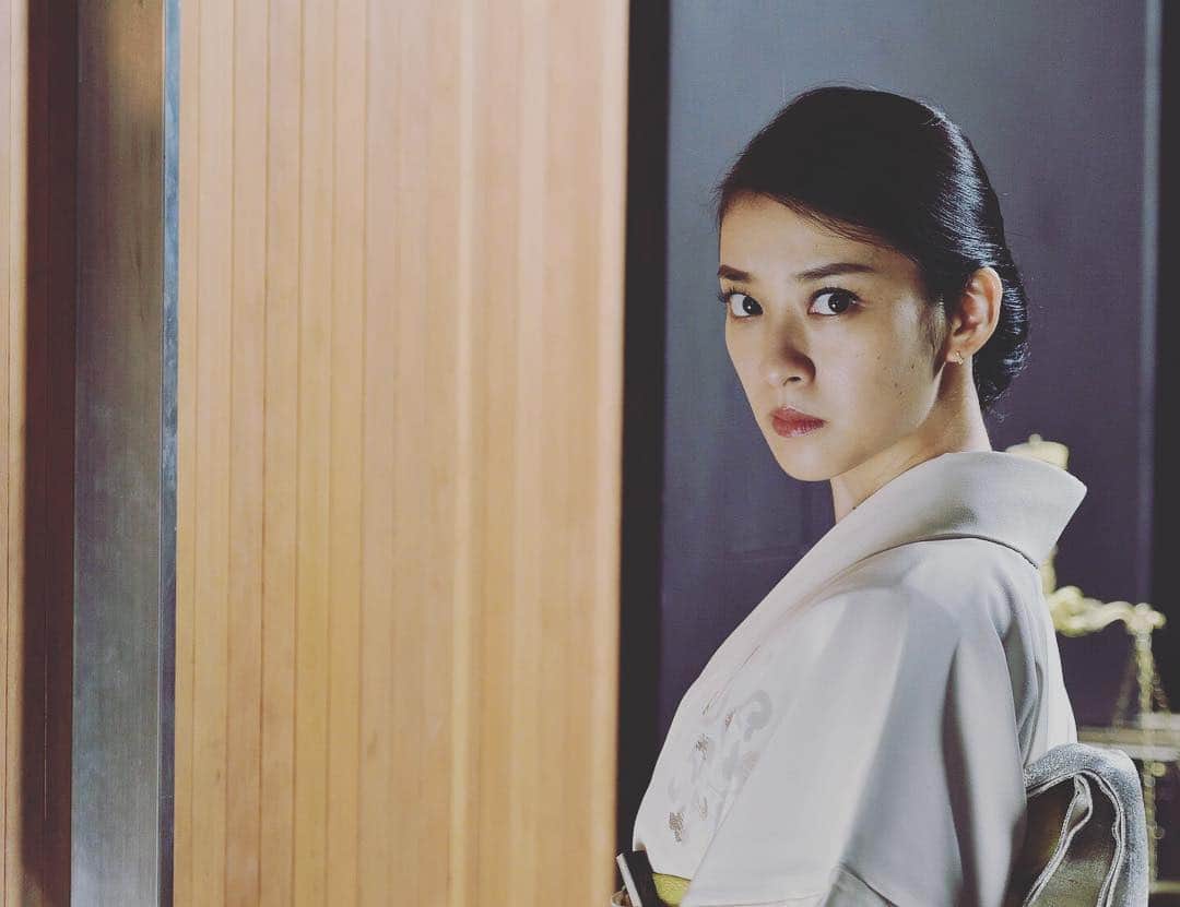 テレビ朝日「黒革の手帖」のインスタグラム：「. 『 黒革の手帖 』第７話をご覧になって下さった皆様、ありがとうございました😊次週はついに最終回‼️最強悪女、最後の大勝負🔥  みなさん、どうか最後まで元子の華麗なる戦いを一緒に見届けて下さい✨✨ . #黒革の手帖 #松本清張 #テレビ朝日 #武井咲 #江口洋介 #仲里依紗 #滝藤賢一 #和田正人 #内藤理沙 #真矢ミキ #高畑淳子 #高嶋政伸 #奥田瑛二 #伊東四朗 #聖域 #福山雅治 #原口元子 #クライマックス #最終回」