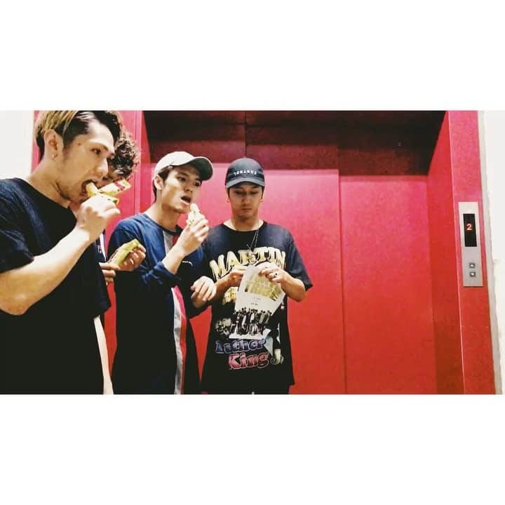 のインスタグラム：「宮澤佐江 with BBB🔥 @shun_92  @ryoverflow  @toyotaka_bbb  @shinsuke.bbb  . #舞台 #TOKYOTRIBE  #beatbuddyboi」