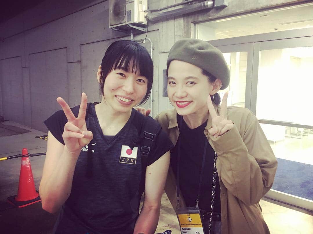 平山奈美のインスタグラム：「がんばったね。 #かれこれ13年の仲 #腐れ縁 #グラチャン #バレーボール #ロシア戦 #新鍋理沙 #東京体育館  #全日本 #りさなみ #お疲れ様  #volleyball #fight #yell #japan #japanese #friends #lovely #🏐」