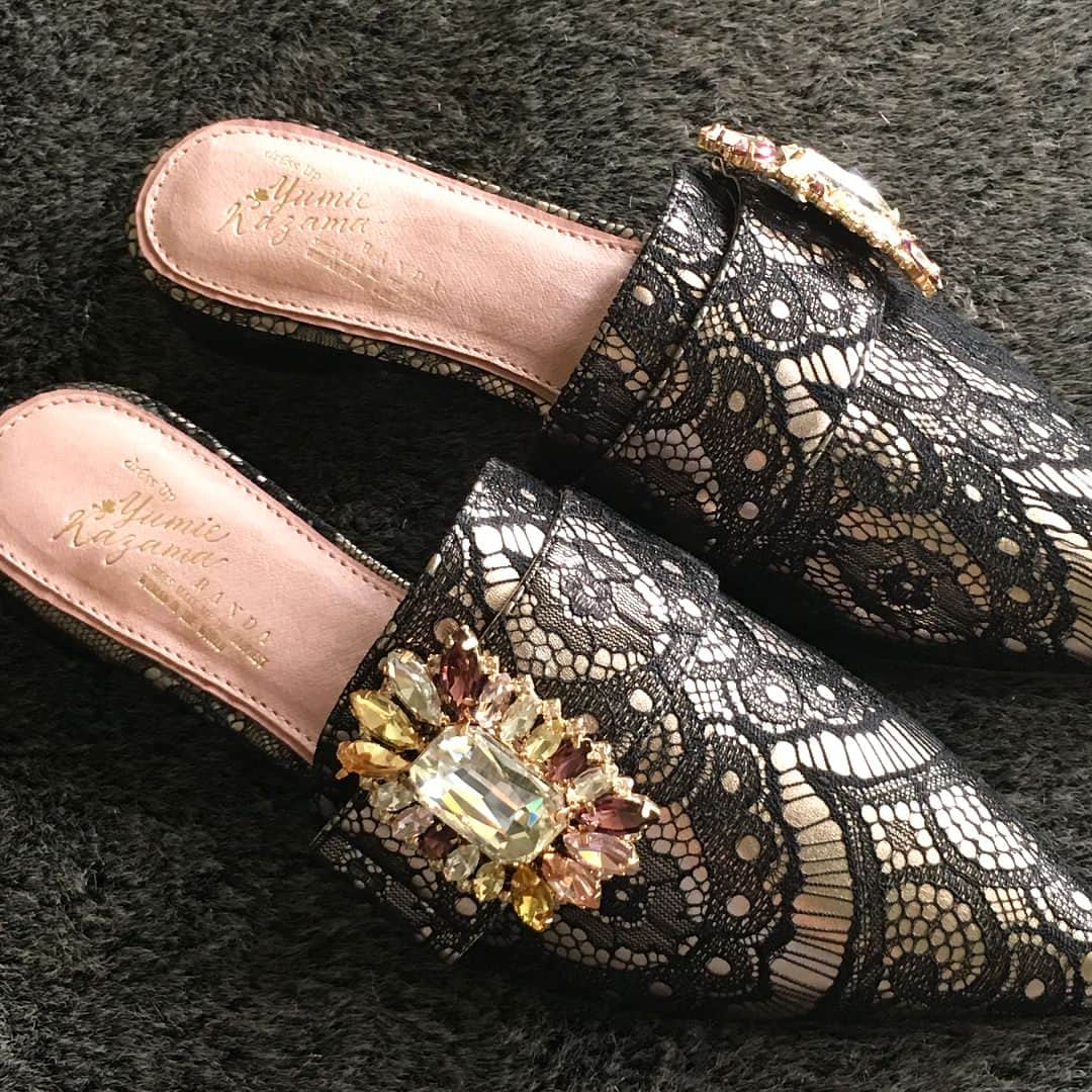 風間ゆみえのインスタグラム：「RANDA x YUMIE KAZAMA “Dressy mules”  煌びやかなビジューブローチが今の気分にぴったりと寄り添う、カジュアルなスタイルもラグジュアリーにドレスアップする素敵なミュール。履き口のカットは丸いカーブに仕上げて女性らしいシルエットにこだわりました。デニムスタイルにも、ヴィンテージライクなドレスにも、ミュールなので、ギフトにも喜ばれそう‼︎ #randa #shoes #coraboration #2017fw #color #mules」