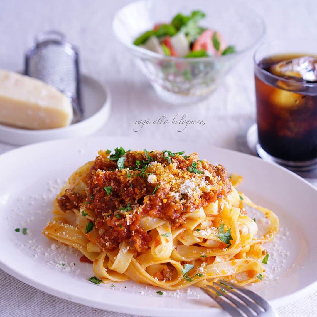 mamiのインスタグラム：「*  ragù alla bolognese, 🍝． 『 ミートソース 』． ． ． 早めのランチはフィットチーネでミートソース ． 生パスタだから 麺がモチモチ😋 ． ． ． サラダ🥗は フルーツトマト・モッツアレラチーズ・セルバチコのサラダです 。 ． ． ミートソースって たまに無性に食べたくなる時あよね〜 ． ． ． ．」