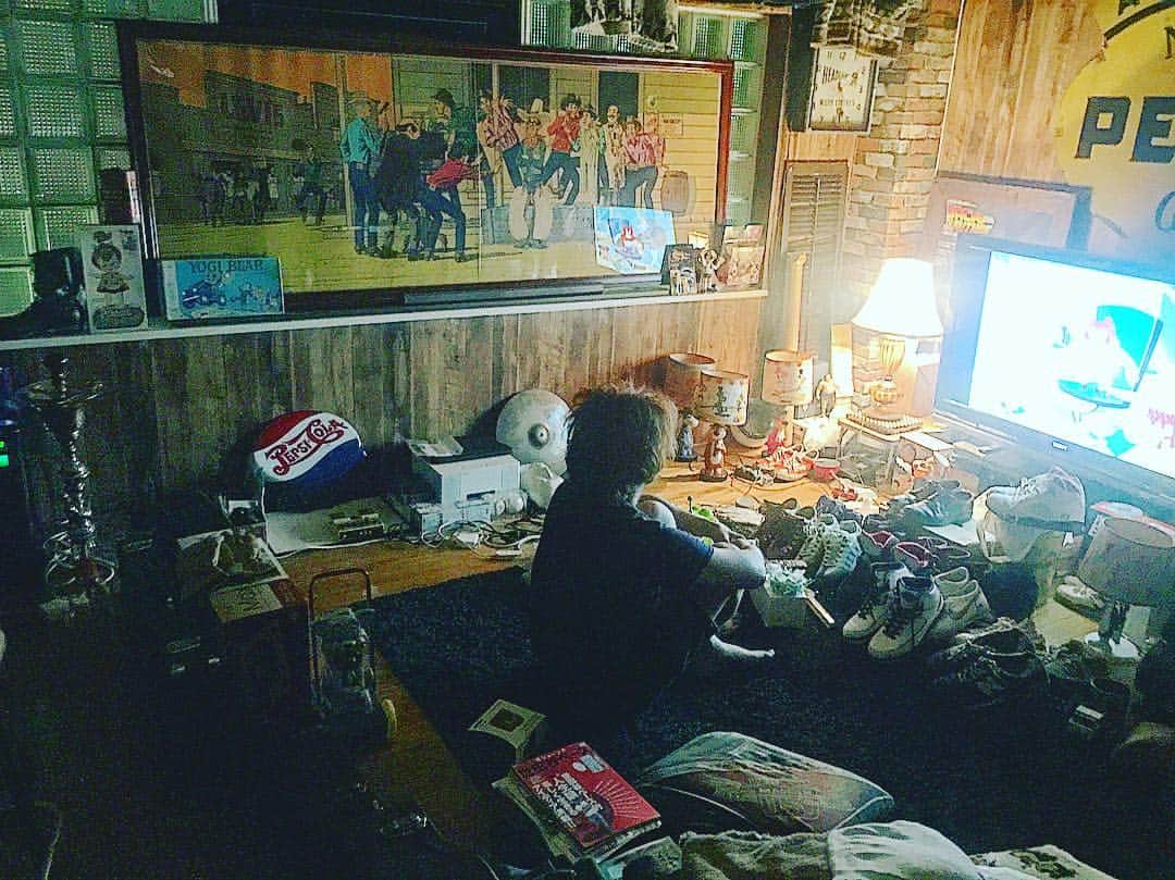 大川知英のインスタグラム：「家の中はすっからかん🇺🇸今日の夜は商品戻し⛹🏻‍♀️ バッグスバニーショーを体育座りで観賞🌏 #ビンテージ #すっからかん #腰に悪い #ソファの偉大さを知る #ルームス #ゴチャゴチャ #自撮りむずくて汗ダラダラ #アメカジボーイズ #TakatsuBase」