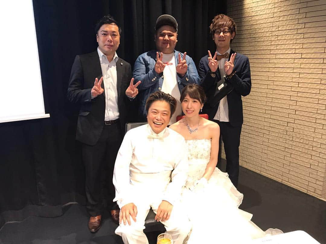 津田康平さんのインスタグラム写真 - (津田康平Instagram)「ポン太さんとたきこちゃんの結婚パーティーに参加させて頂きました！  僕達としんべぇだけ最若手で萎縮しまくってましたが終始笑いっぱなしの楽しい時間でした！  全然上手くいってない芸人生活やけど、こう言う幸せな会に参加させて頂いた時やっぱりこの仕事って素敵やなとつくづく思います！  本当におめでとうございます！  私も結婚したい！  彼女欲しい！  明日も仕事がんばろ！  #土肥ポン太 #福田多希子 #ダブルアート しんべぇ #マルセイユ #結婚て素敵やなぁー #と思って寝ようと思ったら外で思いっきり喧嘩の声聞こえてくる #これぞなんば #おめでとうございます」9月8日 4時56分 - marseille_tsuda