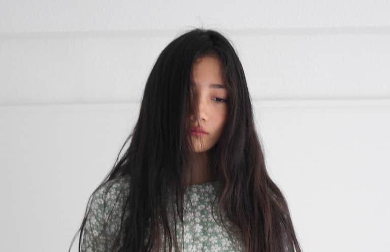 のインスタグラム：「Omas Hände 2018S/S 展示会まであと2週間ほどとなりました！ 今回は東京での展示会の他、高山のen Soie及び大阪Lulaにて店舗受注会も開催予定です。 詳細につきましては、各店舗にお問い合わせいただくか、こちらの方でも後日アナウンスさせていただく予定ですのでぜひチェックしてください！ ※店舗受注会でのオーダーは店舗経由のオーダーとなります。  以下は東京展示会の詳細です ↓↓↓ Omas Hände 春夏の展示会を開催いたします。 今回のテーマは"Mil Flores"無数の花たち。 今回はOmas Händeオリジナルの生地でのお洋服も登場します。 皆様のお越しを心よりお待ちしております！ 会期: 9/23(土)12:00-19:00 一般のお客様 9/24(日)11:00-19:00 一般のお客様 9/25(月)11:00-18:00 buyers, press, friend 会場: 青家のとなり 二階 東京都目黒区青葉台1-15-9 お問い合わせ: info@omashande.com ※会場は土足厳禁です。靴は各自で保管していただけますようお願いいたします。 ※お車でお越しの方は、近隣駐車場をご利用いただけますようお願いいたします。」