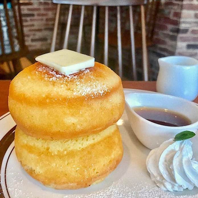 のインスタグラム：「#toptokyorestaurants thick pancakes!! ||📷: @hungrynyc ||📍Blook Marks」
