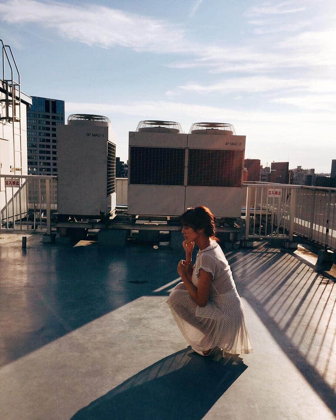 わちみなみのインスタグラム：「いつかの屋上です🌆 取材で写真を撮ってもらった時だよ😄 . 屋上なんてひさしぶりでした(^o^) . #屋上 #わちみなみ #ワンピース #夕焼け #半目」