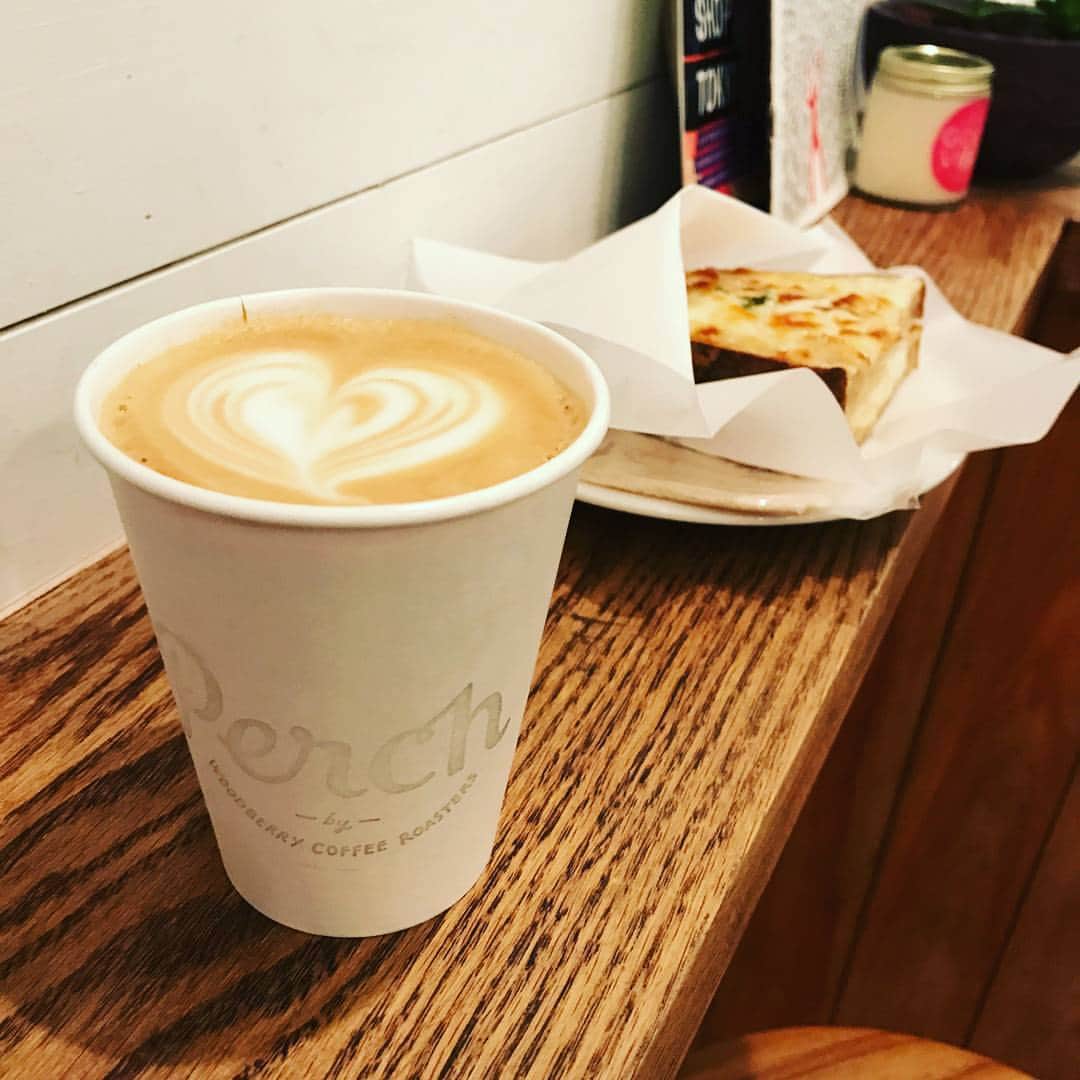Slorn （スローン）のインスタグラム：「【9月のオススメメニュー】最近ブレンドの内容の変わったPerch by Woodberry Coffee Roasters。新しいブレンドは、「AS USUAL」といいます。ブラジルとコスタリカを使っており、気軽に毎日飲める飽きない味がコンセプト。 その「AS USUAL」を使ったホットカフェラテが9月のオススメです！ ホッとするミルクの甘さ、暖かさの中に、ピッと主張するエスプレッソのほのかな苦みがGOOD！  お腹の空いていた私はクロックムッシュもオーダーしちゃいました😋 ドイツ系の酸味のあるパンにハムとベシャメルソースが挟まれており、表面には風味豊かなチーズがとろけています❤️もちろん、お店で温めてもらったので、最高の状態で頂けました！美味しかったーー！ どちらも大変オススメですよー！#coffee  #cafe  #Slorn  #コーヒー  #SPECIALTYCOFFEE  #スペシャルティコーヒー #キャンペーン #チェックインキャンペーン」