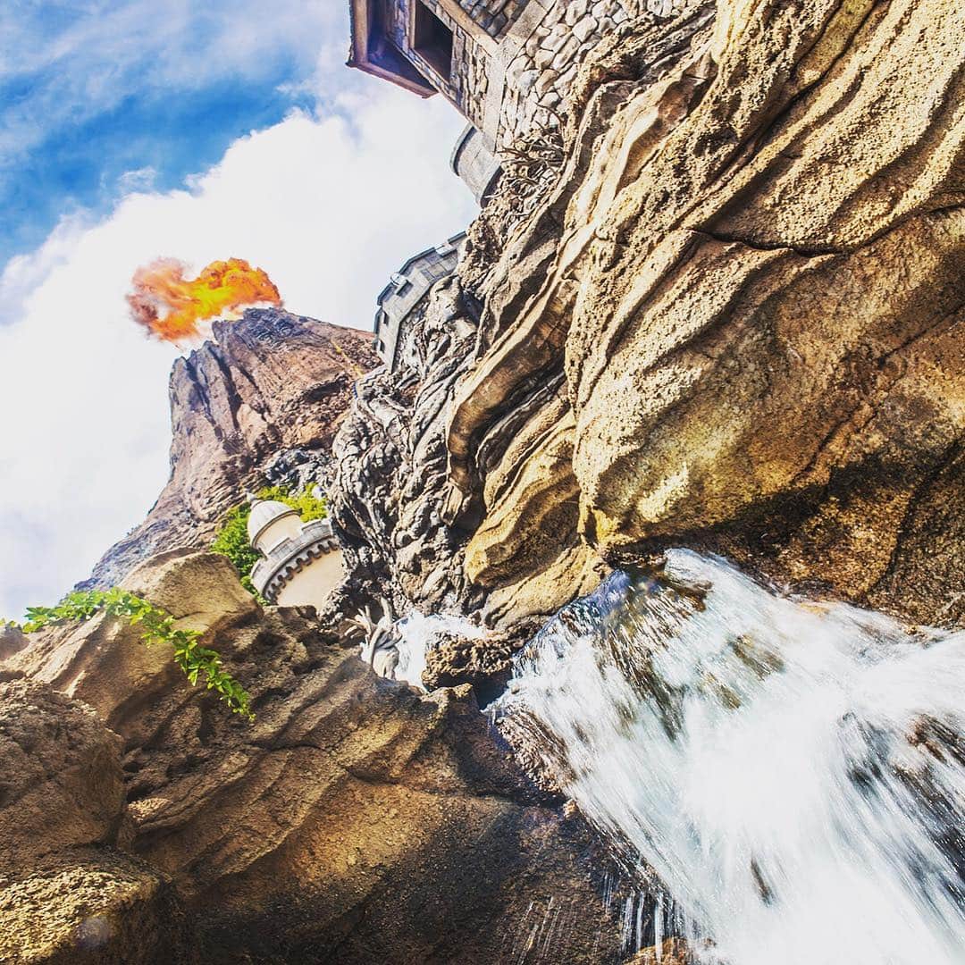 東京ディズニーリゾートさんのインスタグラム写真 - (東京ディズニーリゾートInstagram)「Explore the fortress! 冒険はこんな瞬間も！ #mountprometheus #fortressexplorations #mediterraneanharbor #tokyodisneysea #tokyodisneyresort #waterfalls #プロメテウス火山 #フォートレスエクスプロレーション #冒険 #夏 #滝 #ミステリアスアイランド #東京ディズニーシー #東京ディズニーリゾート」9月8日 14時05分 - tokyodisneyresort_official