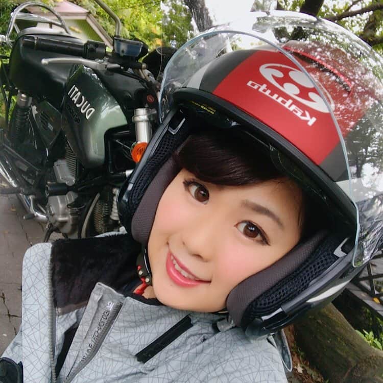 常深史織さんのインスタグラム写真 - (常深史織Instagram)「ジェットヘルメット被ったら顔プニプニ🙄💨💨 今日も天気良かったなぁ～☀️❤ どこか走りにいきたーい✨  #likes  #taichi #バイク女子 #gt1000 #カメラ好きな人と繋がりたい  #motorbike #motorcyclegirl #バイク好きな人と繋がりたい  #motogirls #bikelife #bikestagram #雑誌撮影#写真好きな人と繋がりたい #バイクのある風景 #bikegirl #girlsbiker#マフラー  #ドゥカティ#kabuto #ヘルメット #プニプニ #ほっぺた」9月8日 17時30分 - sioripopn