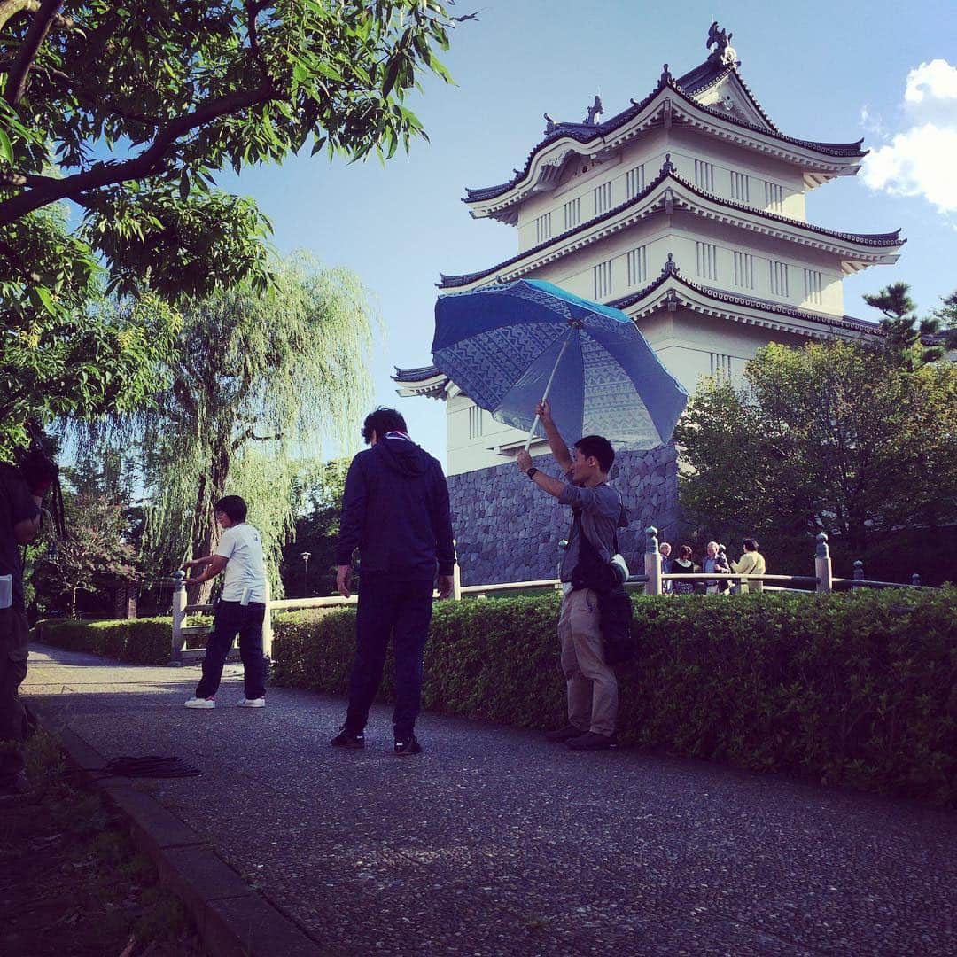 TBS「陸王」のインスタグラム：「#こはぜ屋 四代目の宮沢紘一社長を演じる、座長の#役所広司 さん。忍城の前でスタンバイするその足元にご注目…！ #ロケ日和 #今日は1日暑かった #陸王 #rikuoh #tbs」