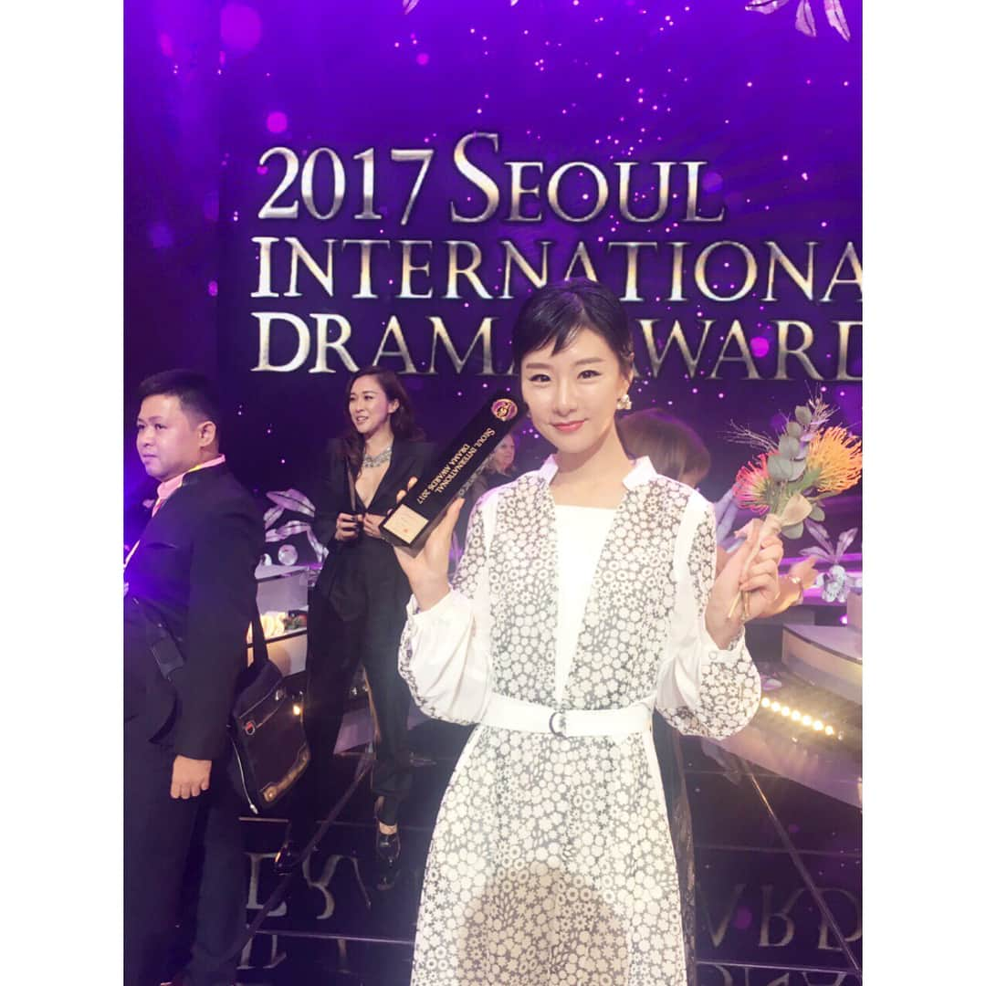 玄里さんのインスタグラム写真 - (玄里Instagram)「韓国の『ソウル国際ドラマアワード2017』にてアジアスターアワードを頂きました🥇🥈🥉 世界は広いなと改めて感じました…賞の名前に負けないよう、もっと良い俳優になれるよう、もっともっと良い演技が出来るようこれからも頑張ります❣️ Thank you for "Seoul International Drama Award 2017" and I won the Asian Star Award🏆This is my second award, I'll never forget this moment 🙏✨ #서울드라마어워즈 에서 아시아스타상을 받았습니다!! 관계자여러분께 다시감사드리고요...앞으로 더 좋은연기자가되도록 계속계속 노력하겠습니다🤹🏻‍♀️🌍🤹🏼‍♂️이 시상식은 오늘9월8일(금)저녁12부터 KBS2에서 방송됩니다📺!」9月8日 20時43分 - hyunri__official