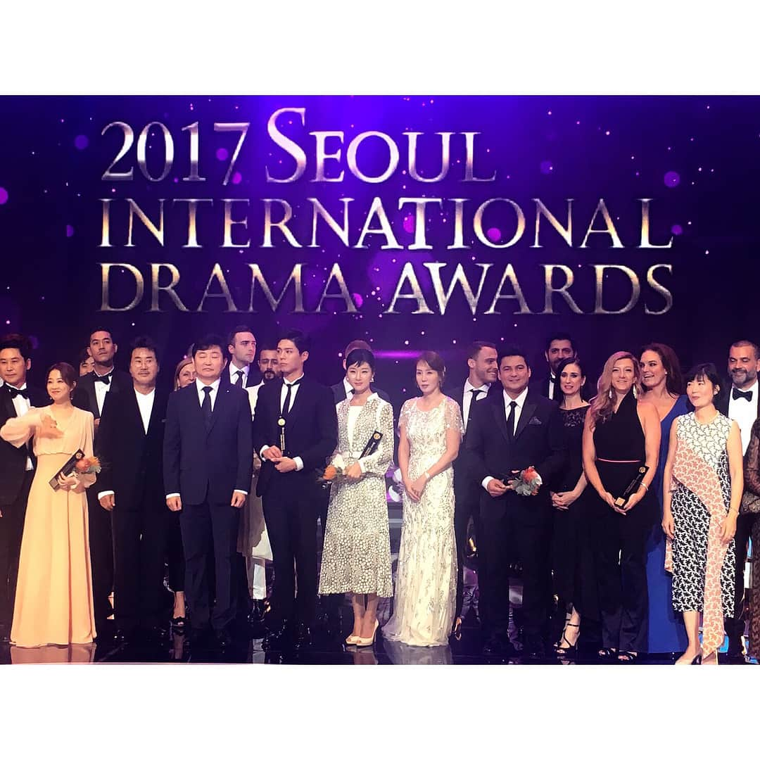 玄里さんのインスタグラム写真 - (玄里Instagram)「韓国の『ソウル国際ドラマアワード2017』にてアジアスターアワードを頂きました🥇🥈🥉 世界は広いなと改めて感じました…賞の名前に負けないよう、もっと良い俳優になれるよう、もっともっと良い演技が出来るようこれからも頑張ります❣️ Thank you for "Seoul International Drama Award 2017" and I won the Asian Star Award🏆This is my second award, I'll never forget this moment 🙏✨ #서울드라마어워즈 에서 아시아스타상을 받았습니다!! 관계자여러분께 다시감사드리고요...앞으로 더 좋은연기자가되도록 계속계속 노력하겠습니다🤹🏻‍♀️🌍🤹🏼‍♂️이 시상식은 오늘9월8일(금)저녁12부터 KBS2에서 방송됩니다📺!」9月8日 20時43分 - hyunri__official