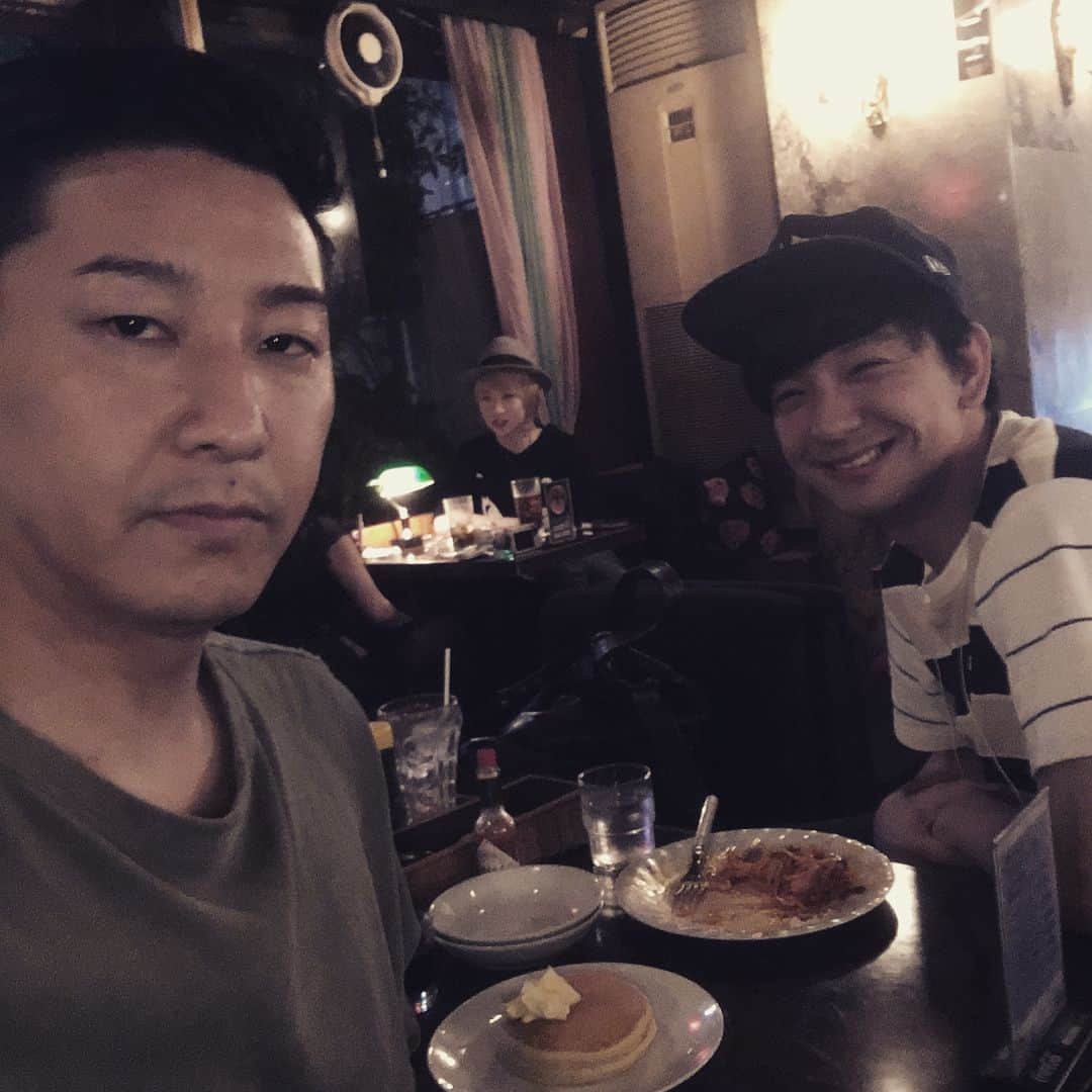 長田庄平のインスタグラム：「結局向井。 #すぐ話し聞いてくれるんですよねー #いいんですよ向井は #あースッキリしたー #笑顔になれた #明日から頑張ります #岩井には渡さない #パンサー #チョコレートプラネット」