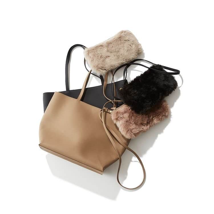 のインスタグラム：「ユニクロのバッグコレクション👜  今年は女性のためにこだわり抜いた、ファーポシェット、レザータッチトートバッグが新発売😘  レザータッチのトートバッグは高品質な合成合皮を使用しているので、軽くて丈夫、汚れもサッと拭き取れるので毎日使えます。  #レザータッチトートバッグ #ファータッチショルダーバッグ  お店でチェックしてみて下さいね😘 *  ユニジョの皆さん  ユニクロの小物を使ったコーデには→ #ユニクロ小物 を付けてね🙇✨ #uniqloginza2017fw もお忘れなく🤗 *  women レザータッチトートバッグ…¥2990円+TAX.品番:400851  women ファータッチショルダーバッグ…¥1990円+TAX.品番:401361  #ユニクロ小物 #ファー#秋小物 #uniqloginza2017fw #ユニクロの輪 #広がれユニクロの輪 #カジュアルコーデ #UNIQLO #UNIQLOGINZA #FASHION #outfit #ootd  #ユニクロ #ユニクロ銀座 #今日のコーデ #ファッション#coordinate #ユニジョ #プチプラ#uniqlolifewear  #トレンドカラー #instafashion #instaoutfit#style #fashionista #lookoftoday #uniqloginza置き画くら部」