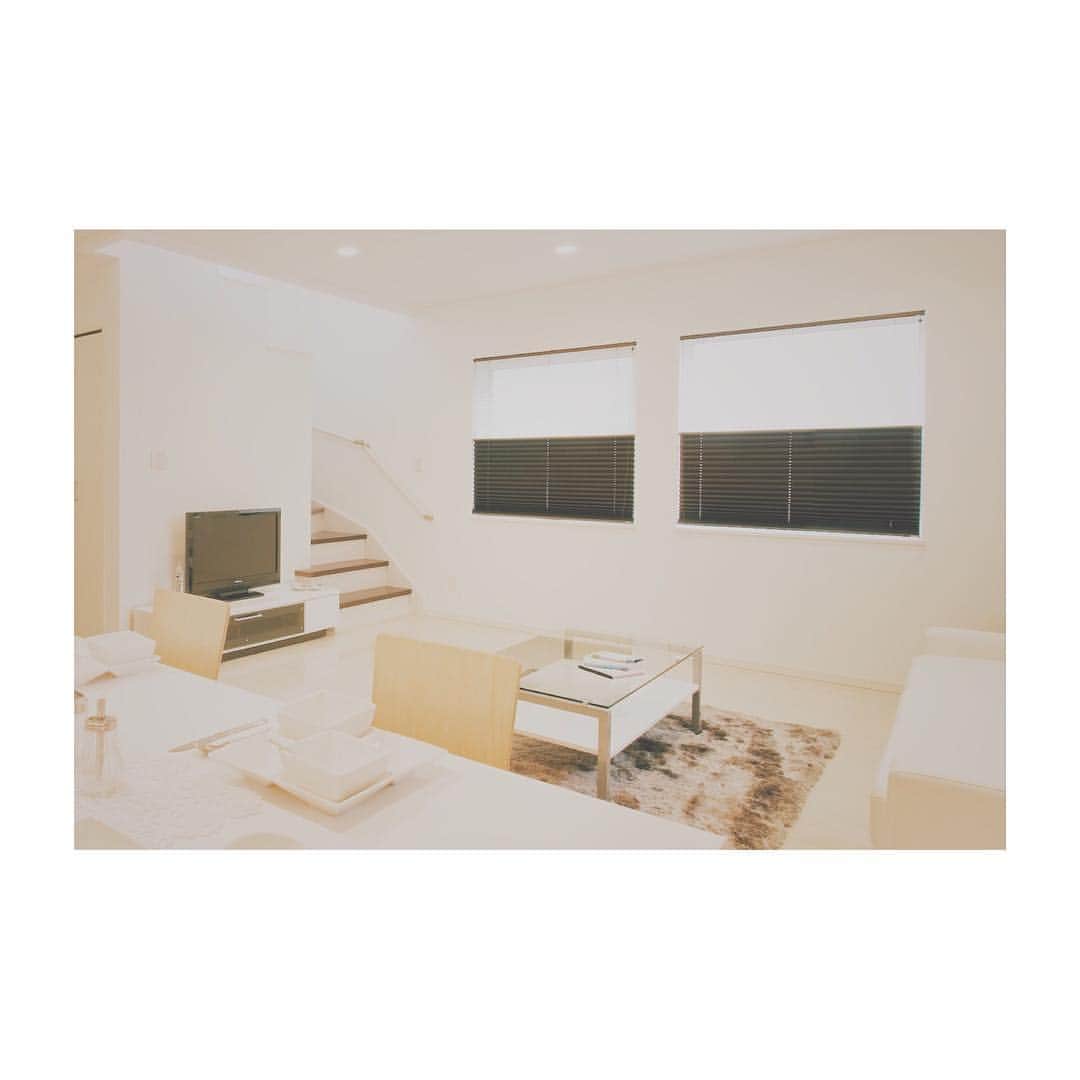 ハグハウス小山さんのインスタグラム写真 - (ハグハウス小山Instagram)「かわいいお家造ってます。 スタイリッシュなリビングで上品な休日をお過ごし下さい。 . お友達とか呼びたくなりますね♪きっと皆さん喜んでくれますよ！ . 清潔感ある白を基調としたインテリアデザイン。 朝コーヒー☕️が美味しく頂けそうです♪ . . @sekai.no.origami  趣味で折り紙折ってます。のぞいてみて下さい♪ . #japan #tochigi #happy #house #home #myhome #interior #design #栃木 #小山 #宇都宮 #佐野 #鹿沼 #真岡 #上三川 #下野 #古河 #筑西 #大平 #栃木自然派住宅 #栃木のおしゃれで可愛い注文住宅 #インテリア #デザイン #おしゃれな家 #かわいい家 #マイホーム #マイホーム記録 #シンプルモダン #ナチュラルモダン」9月9日 8時07分 - aoihome_private