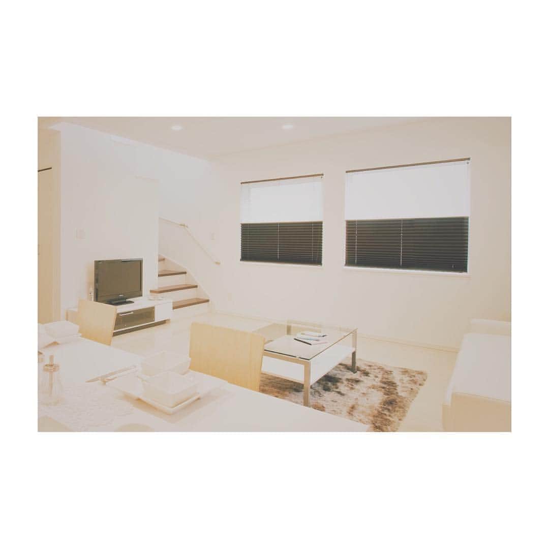 ハグハウス小山のインスタグラム：「かわいいお家造ってます。 スタイリッシュなリビングで上品な休日をお過ごし下さい。 . お友達とか呼びたくなりますね♪きっと皆さん喜んでくれますよ！ . 清潔感ある白を基調としたインテリアデザイン。 朝コーヒー☕️が美味しく頂けそうです♪ . . @sekai.no.origami  趣味で折り紙折ってます。のぞいてみて下さい♪ . #japan #tochigi #happy #house #home #myhome #interior #design #栃木 #小山 #宇都宮 #佐野 #鹿沼 #真岡 #上三川 #下野 #古河 #筑西 #大平 #栃木自然派住宅 #栃木のおしゃれで可愛い注文住宅 #インテリア #デザイン #おしゃれな家 #かわいい家 #マイホーム #マイホーム記録 #シンプルモダン #ナチュラルモダン」