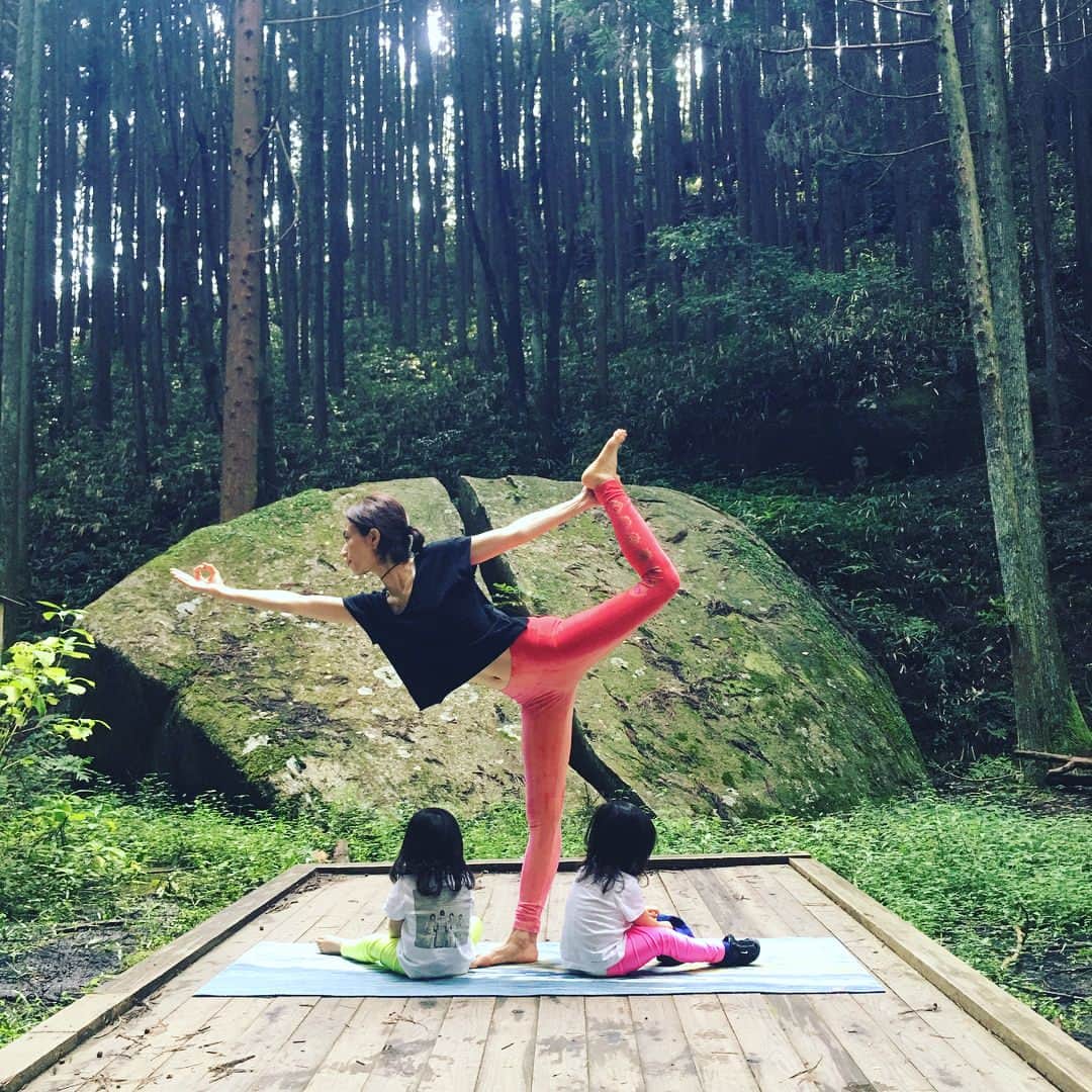 菊井亜希のインスタグラム：「奈良の柳生の里にあるパワースポット#一刀石 柳生石舟斎が天狗と間違えて斬った岩だそう。。👺 天野石立神社は巨石信仰⛩ 新しい場所はパワーが漲る✨ #Dancingsiva  #UrdhvaHastasana #Sirsasana  破壊と創造の神、シヴァは”毒を飲みこみ皆んなを守った” 嘘も真実も自分の中だけに存在する… ✨ 大地のエネルギーもらいにきましたっ✊🏻🔥🔥」