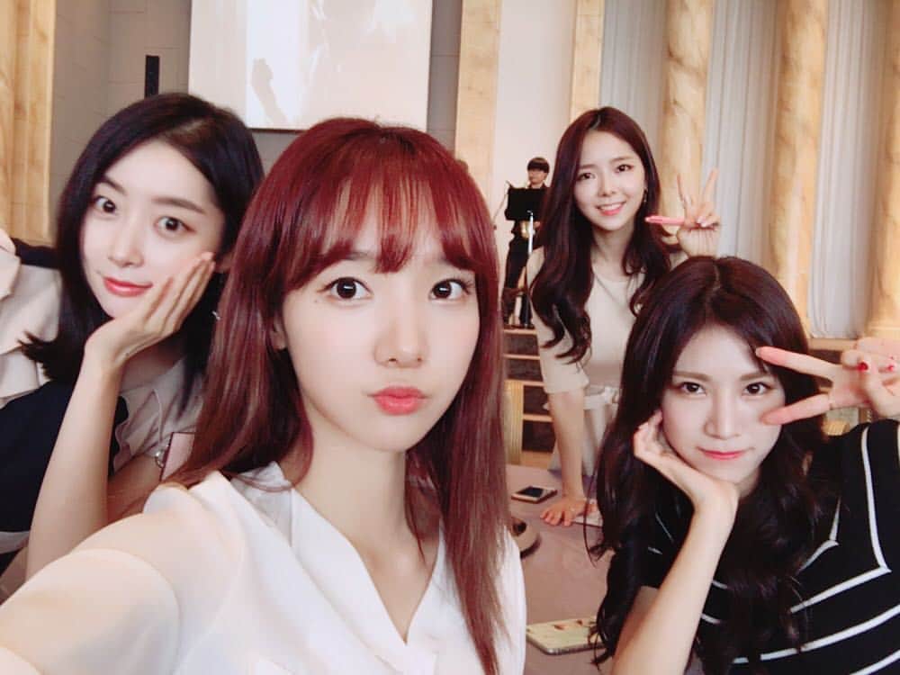 ミンヒ のインスタグラム：「오랜만에 뭉쳤다!!😘 #효은이친언니#결혼식#❤️」