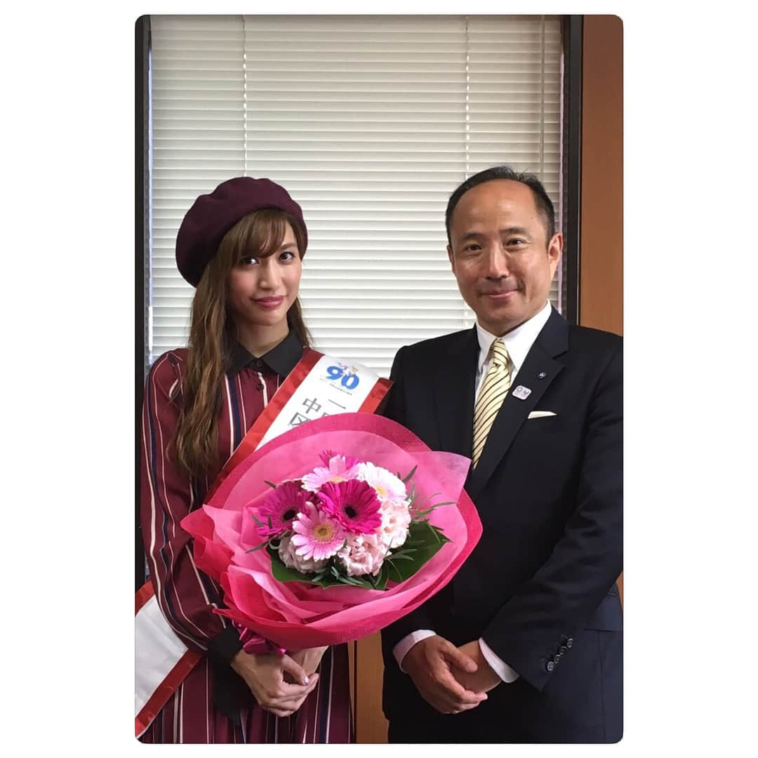 大島麻衣さんのインスタグラム写真 - (大島麻衣Instagram)「今日は横浜市中区の1日区長をさせていただきました♡ 千葉県民憧れの横浜で区長なんて😍誇りです笑 中区民の方達とお話ししたり区長とトークショーしたり、天気にも恵まれとても楽しかったです♫ 美味しいものもたくさん食べ歩きできて、心もお腹もいっぱい💜 中区のみなさま、そして竹前区長、ありがとうございました‼️ #横浜市中区 #1日区長 #大好きなエリア #憧れの区長 #地元のアイドル #スウィンギー #本物の区長 #竹前区長 #中区のみなさん #ありがとうございました」10月8日 19時04分 - maioshima911