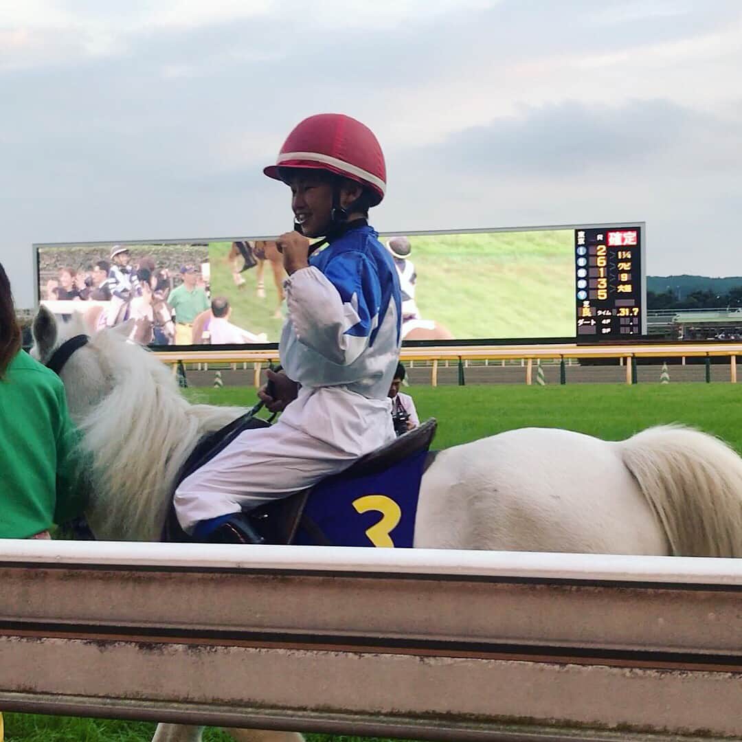 小澤陽子さんのインスタグラム写真 - (小澤陽子Instagram)「お疲れさまでしたーーっ😆😆❤︎ * * #毎日王冠👑 の後は… ジョッキーベイビーズ🐴💕 #小学4年生から中学１年生まで が参加できるこのレース🌟 立派に馬に乗る姿はとってもキラキラしていて、可愛くもあり、迫力あってかっこよくもありました‼️✨ 優勝した加藤くん、おめでとうございます！！！🏅 * 📷#ジョッキーベイビーズ観てるのに #俺を撮ってと邪魔してくる #またしても田辺ジョッキー🏇笑 * * 📷#去年取材した駈ちゃんと😊 * #☟☟☟思い入れstory☟☟☟ * * 去年は予選で敗れてしまって、 #隠れて悔し涙 を流していましたが… その#悔しさを糧に。 今年は #念願の全国大会 に出場できて、#3着👑 という結果ではあったけど、#憧れの東京競馬場 でレースができたので、本当に楽しそうな笑顔で、満足してました☺️☺️💖 #来年が最後のチャンスだからがんばる！ と言ってました💓 さすが！！！❤︎ #未来のジョッキー🏇 目指して。 がんばれ！かけるちゃん📣🤗」10月8日 19時04分 - yoko.ozawa729