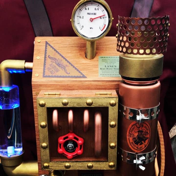 鴨志田由貴のインスタグラム：「こういうの背負ってる人がいる！#steampunk #steampark #スチームパーク #スチームパンク」