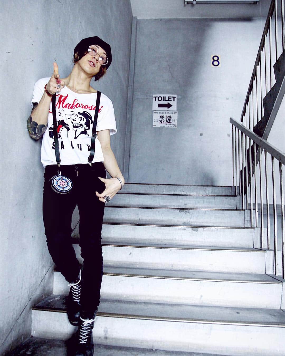 渋谷龍太さんのインスタグラム写真 - (渋谷龍太Instagram)「幻DAYZのTシャツかっこいい。 トイレは8階ですし、ここは禁煙です。バンッ。  #maboroshidayz #echo #drmartens  #blackmeans  #hystericglamour」10月8日 12時29分 - gyakutarou
