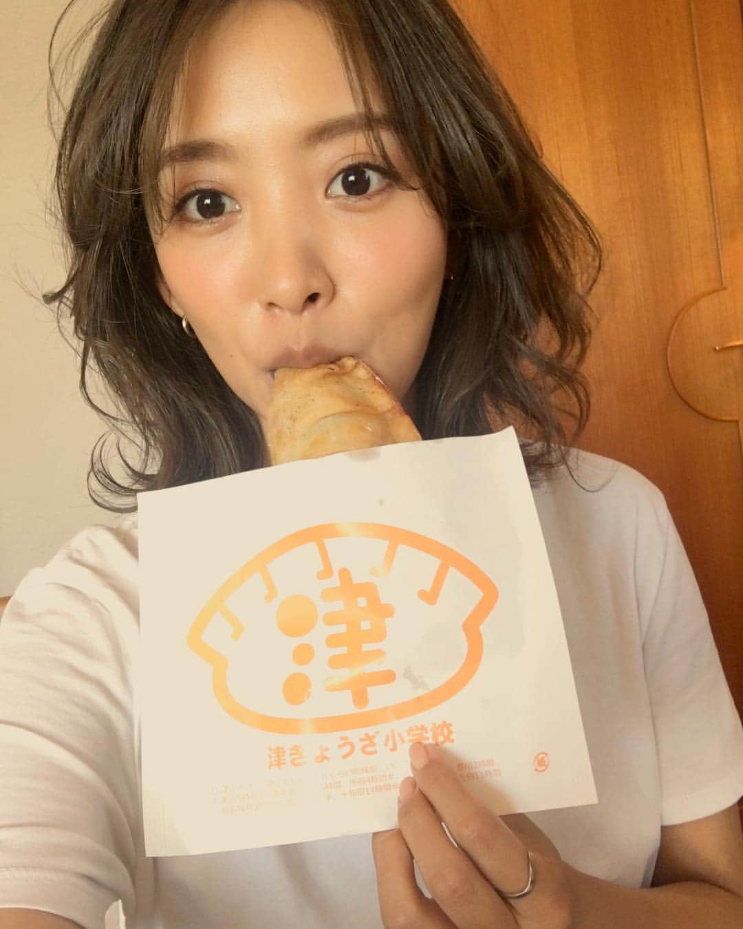 夏菜さんのインスタグラム写真 - (夏菜Instagram)「津まつりなーう！❤️❤️ 津ぎょうざ！！ うまーー！ #津まつり」10月8日 12時48分 - natsuna_official