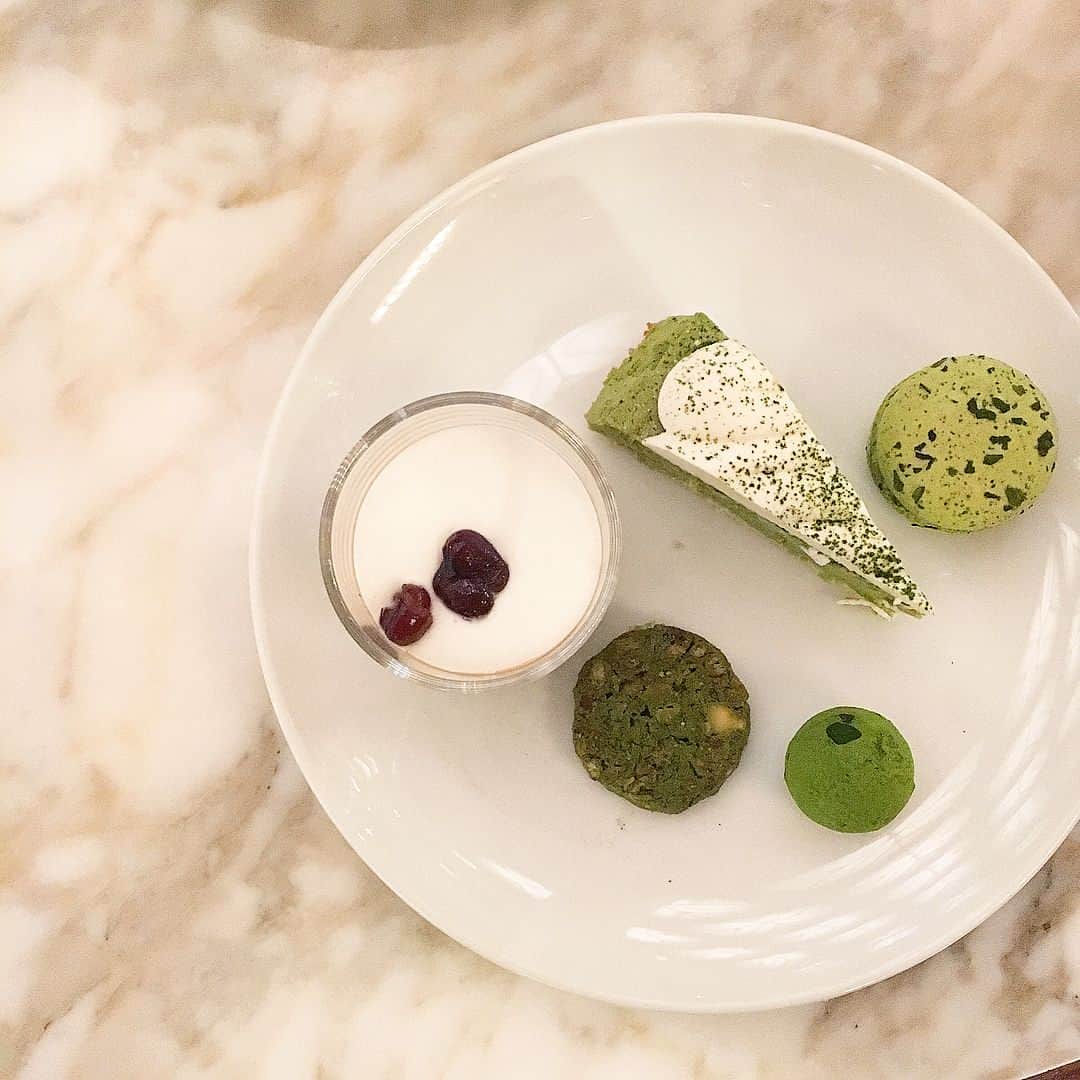藤川沙弥のインスタグラム：「dessert buffet🍰♥️ 抹茶づくしなビュッフェへ💚 ほうじ茶プリンや 抹茶ティラミスも… どれも美味しかった〜〜🤤💕 . . #newotaniosaka #栗と抹茶のおもてなし #ニューオータニ大阪#ホテルブッフェ #デザートブッフェ #셀카#셀피#셀스타그램#친스타그램 #카페#친스타그램#카페스타그램」