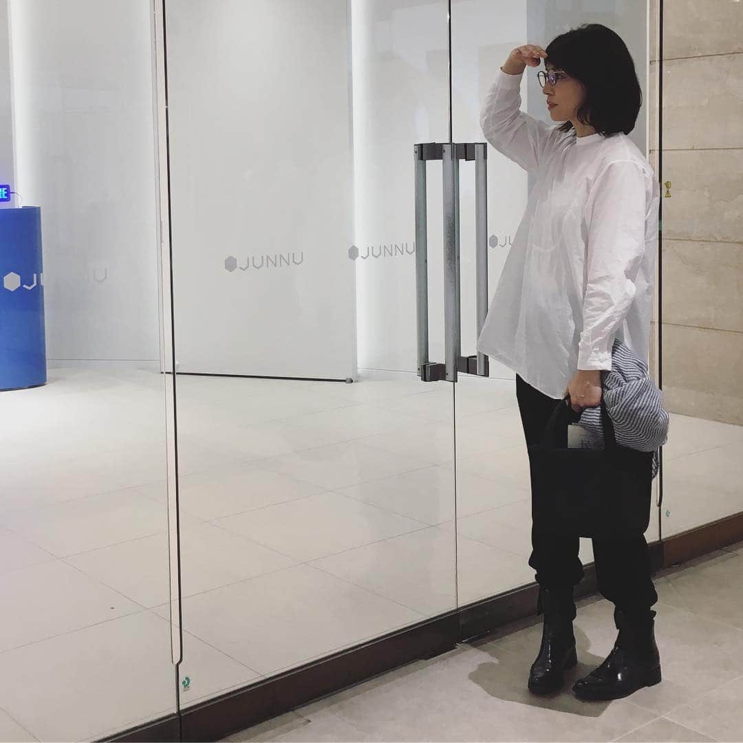 石田ゆり子さんのインスタグラム写真 - (石田ゆり子Instagram)「撮影の合間に街に出た。 日曜日、賑やかでした。 内股になってるのは何故なのだ😫🙄 そしてわたしは仕事に戻ります。👻👀🤐世間は三連休なのですね。」10月8日 14時30分 - yuriyuri1003