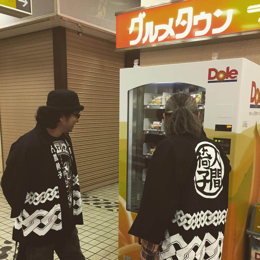 人間椅子さんのインスタグラム写真 - (人間椅子Instagram)「バナナの自動販売機が気になる…。先日のお店挨拶の道中より。 #バナナ自販機 #渋谷 #法被 #グルメタウン」10月8日 15時00分 - ningen_isu