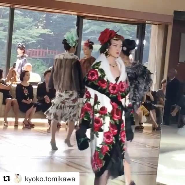 SAWAのインスタグラム：「連休２日目は イタリア大使館🇮🇹にて ドルチェ&ガッバーナ来日✨オートクチュール！婦人画報 編集長の富川さんがフィナーレアップして下さってた〜😆雨で順延になり 次女の初運動会には行けなかったけど…丸山邸ロマンティックnightの余韻が醒めぬ中でのオートクチュール✨これまた素敵な時間でした〜💕 #dolcegabbana #hautecouture  #しあわせな時間  #いつもありがとう❤️ #Repost @kyoko.tomikawa (@get_repost) ・・・ ドルチェ&ガッバーナのコレクション。夢のようにロマンチック！ #dolcheandgabanna  #ドルチェアンドガッバーナ  #fujingaho  #fujingahojp  #婦人画報  #altasartoria  #altagioielleria  #altamoda #イタリア」