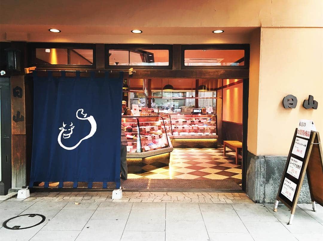猫沢エミさんのインスタグラム写真 - (猫沢エミInstagram)「ムーチョ一家が、明日メイコを連れて遊びに来るってんで、ハンバーグでも作ろうかと人形町・日山に良きお肉を買いにやってきました。合挽きだけどな。🐂❤︎🐖 美しき佇まいの日本のブーシェリー。  #東京下町時間 #猫沢銘店」10月8日 16時20分 - necozawaemi